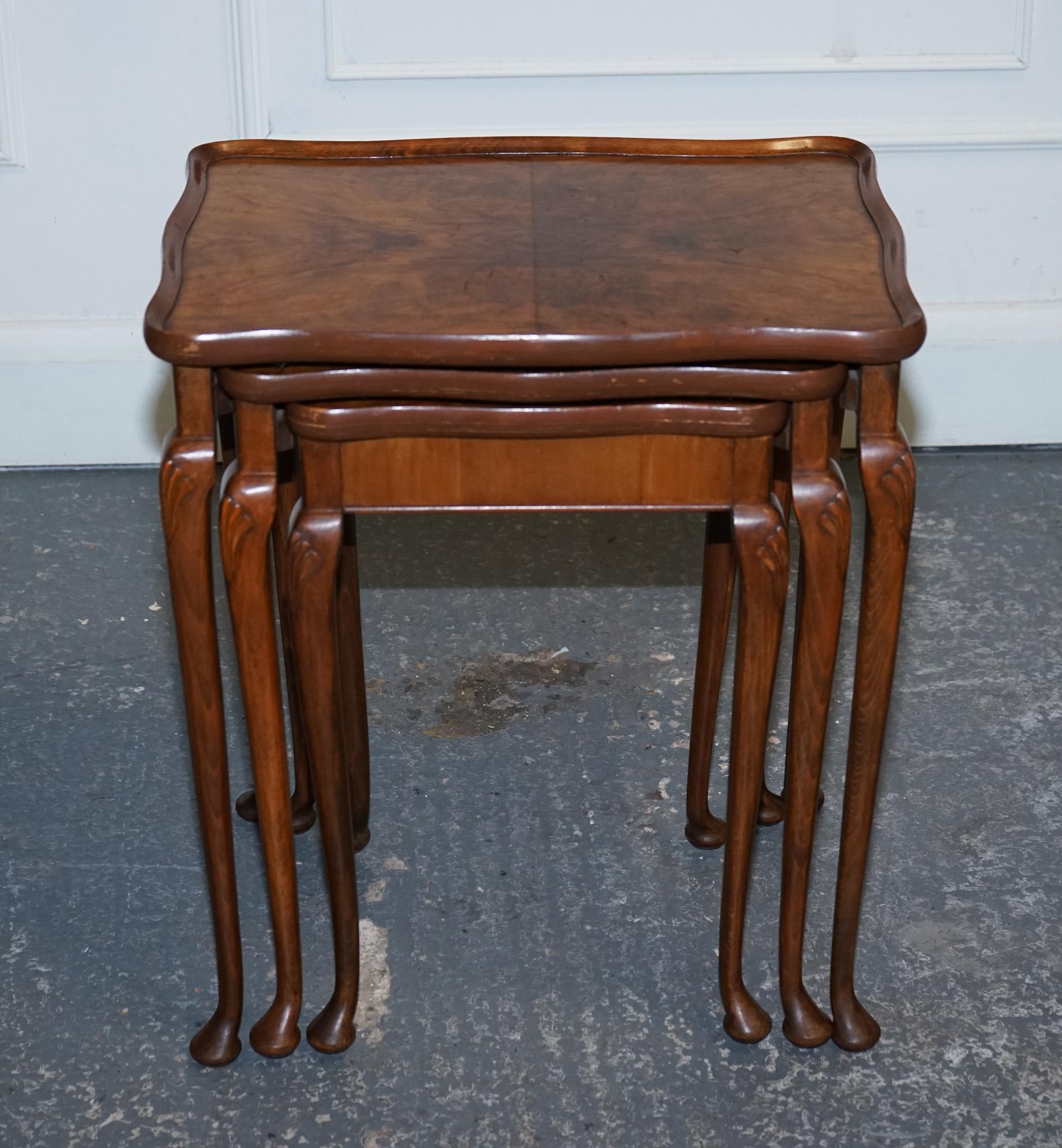 Britannico 1920 ART DECO NIDO DI NOCE DI TRE TAVOLI QUEEN ANNE GAMBE in vendita