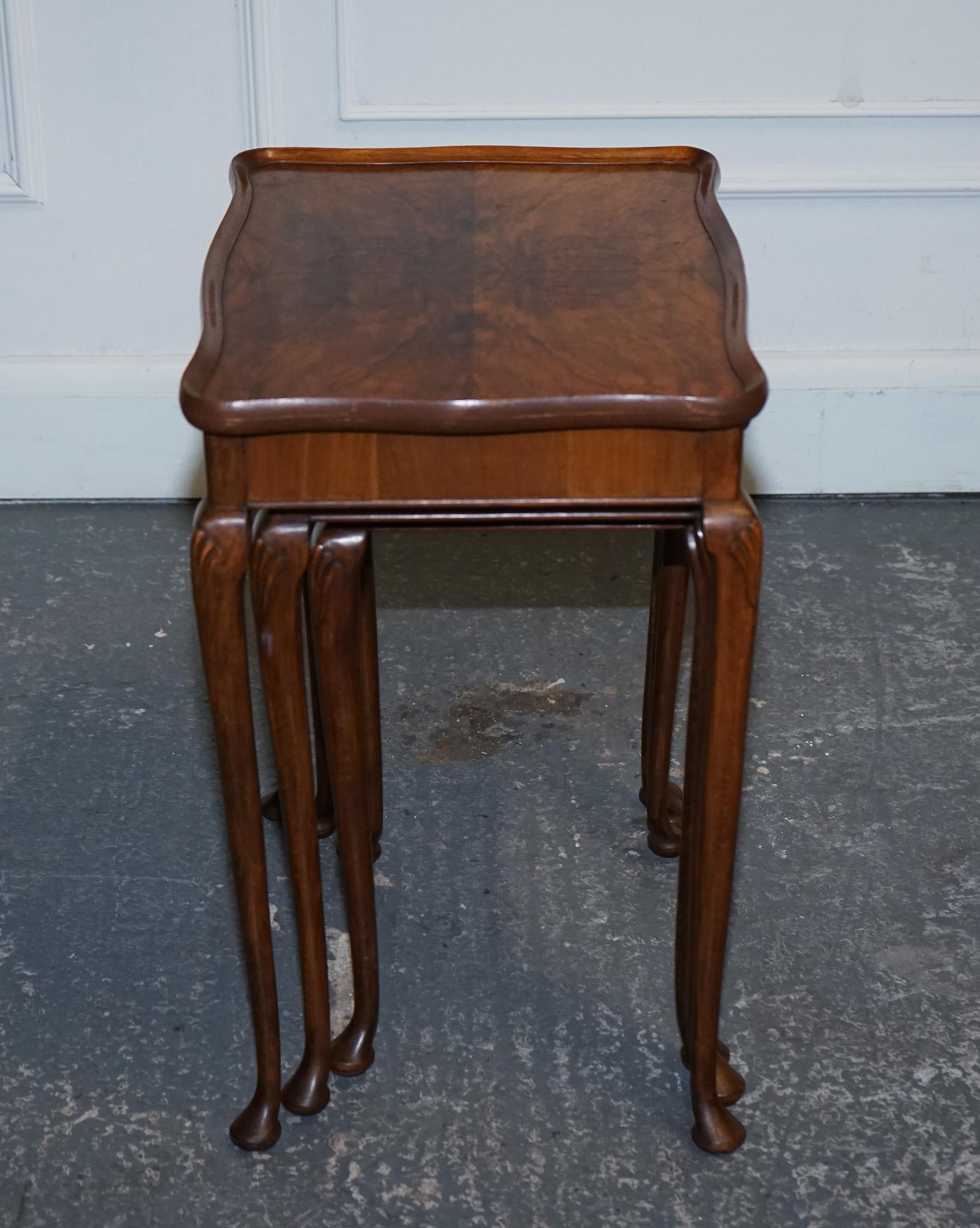 Fatto a mano 1920 ART DECO NIDO DI NOCE DI TRE TAVOLI QUEEN ANNE GAMBE in vendita