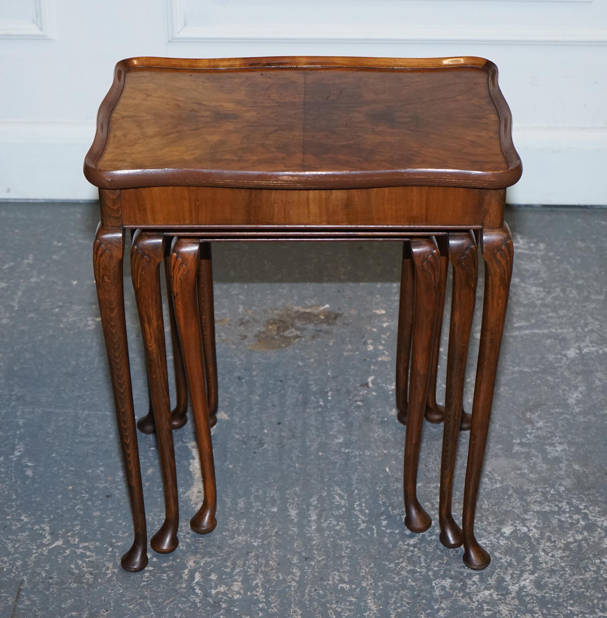 XX secolo 1920 ART DECO NIDO DI NOCE DI TRE TAVOLI QUEEN ANNE GAMBE in vendita