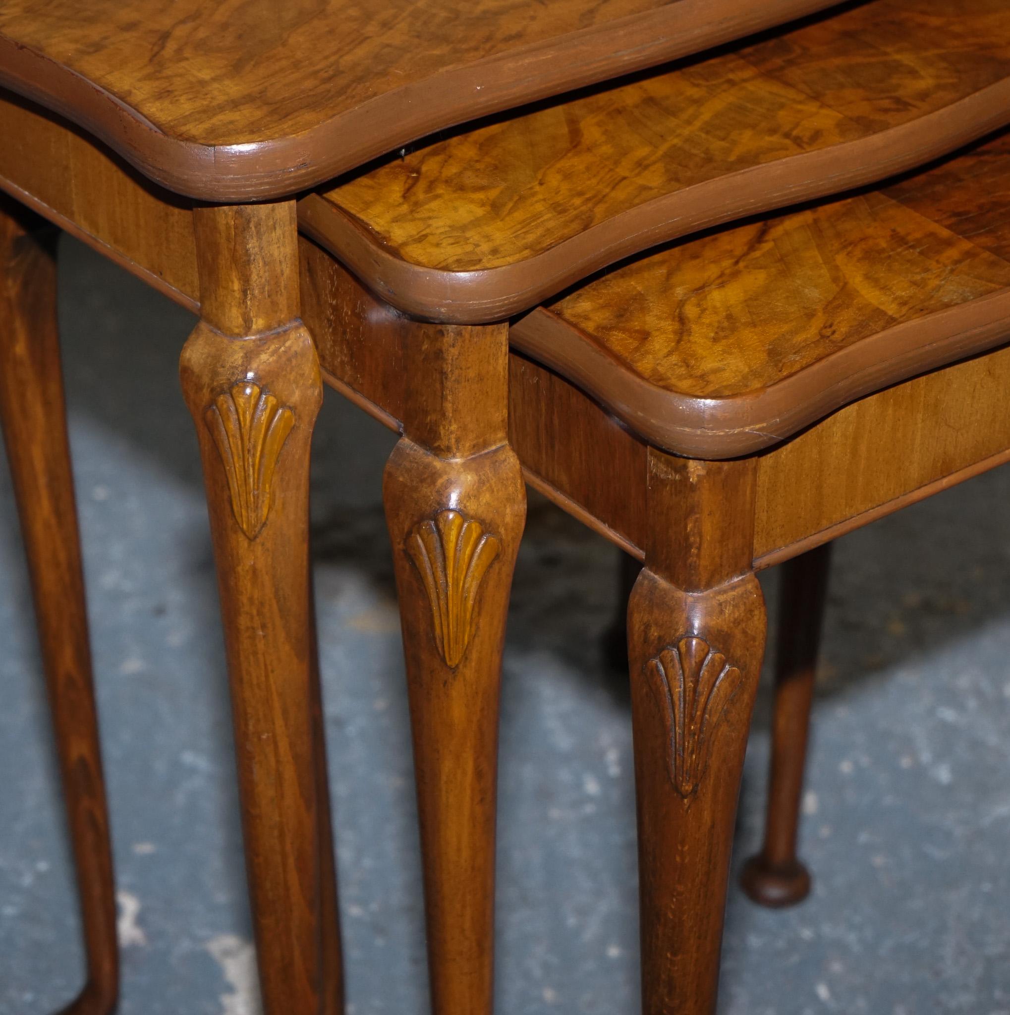 Noce 1920 ART DECO NIDO DI NOCE DI TRE TAVOLI QUEEN ANNE GAMBE in vendita