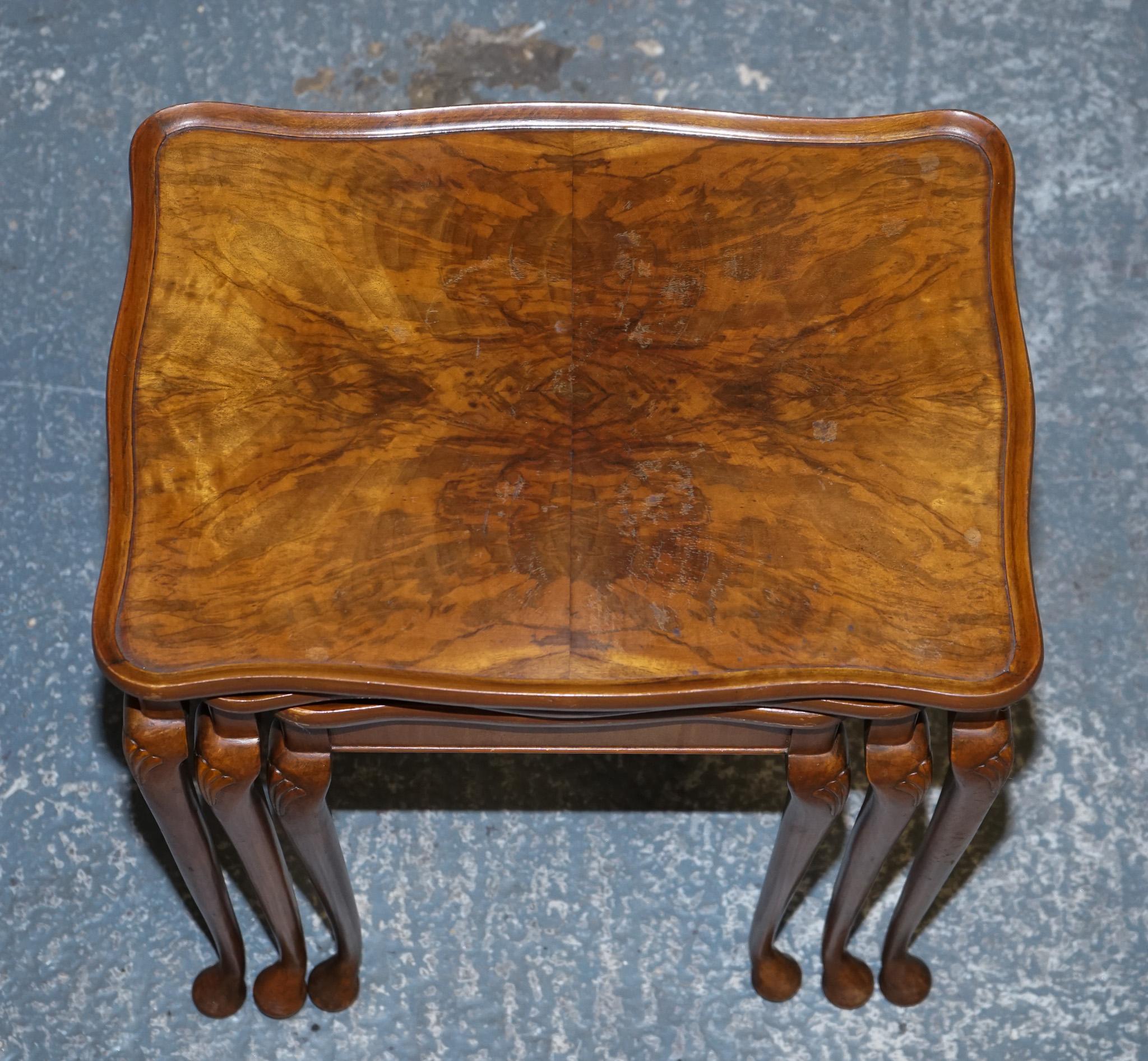 1920 ART DECO NIDO DI NOCE DI TRE TAVOLI QUEEN ANNE GAMBE in vendita 1