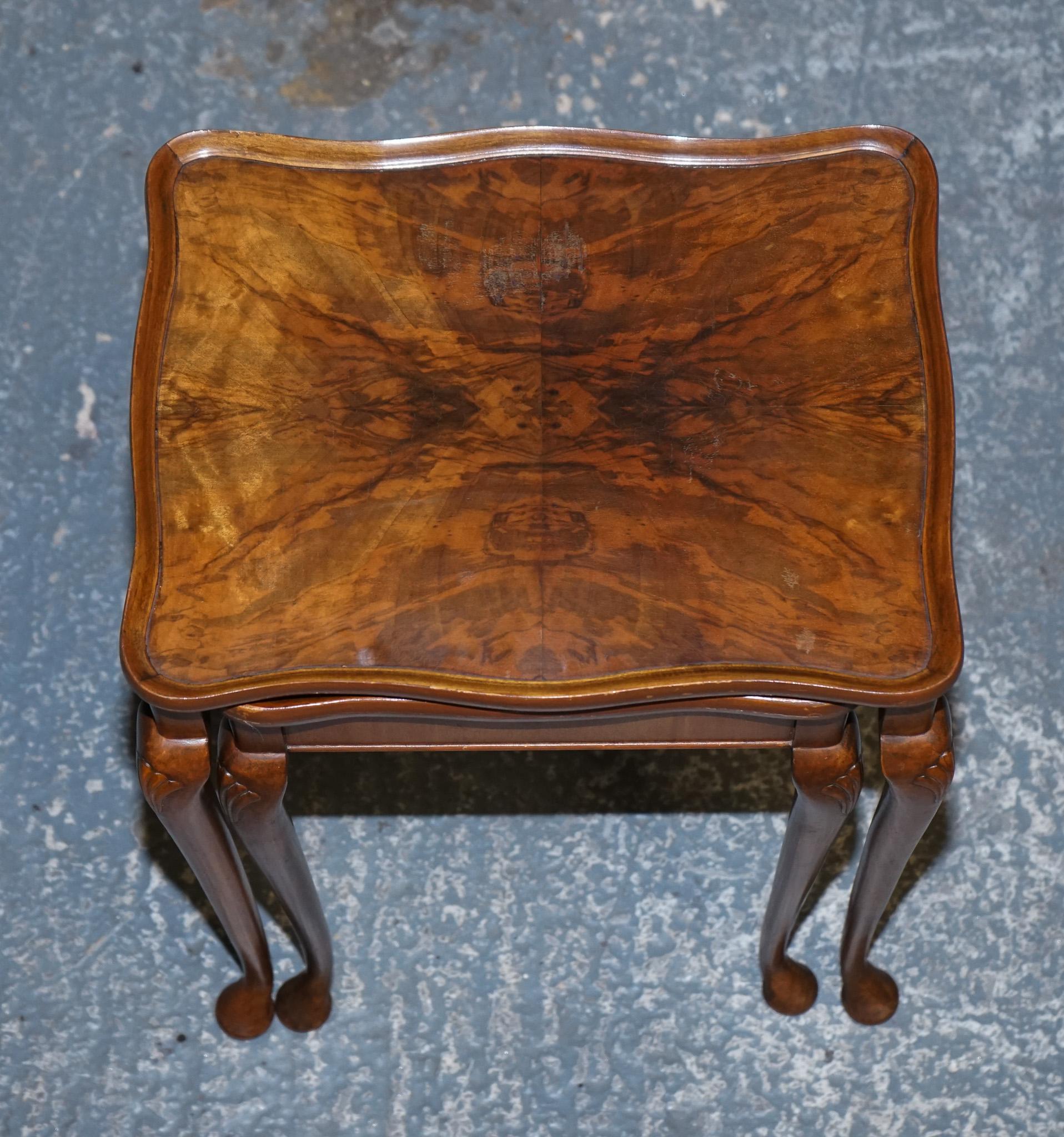 1920 ART DECO NIDO DI NOCE DI TRE TAVOLI QUEEN ANNE GAMBE in vendita 2
