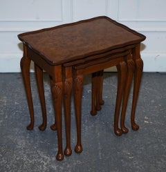 1920er ART DECO BURR WALNUT NEST OF THREE TABLES QUEEN ANNE LEGS
