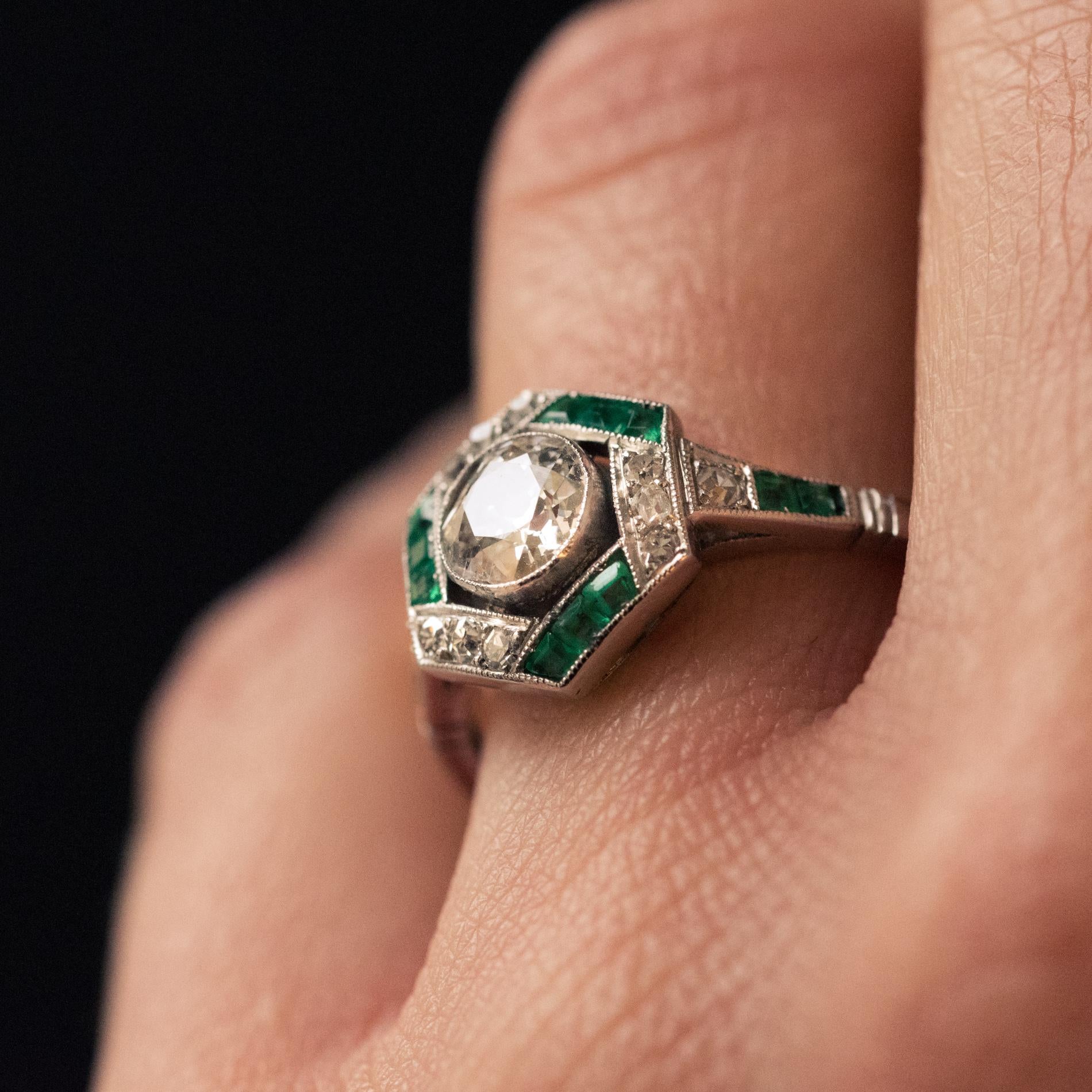 1920s Art Deco Calibrated Emeralds Diamonds Ring 5