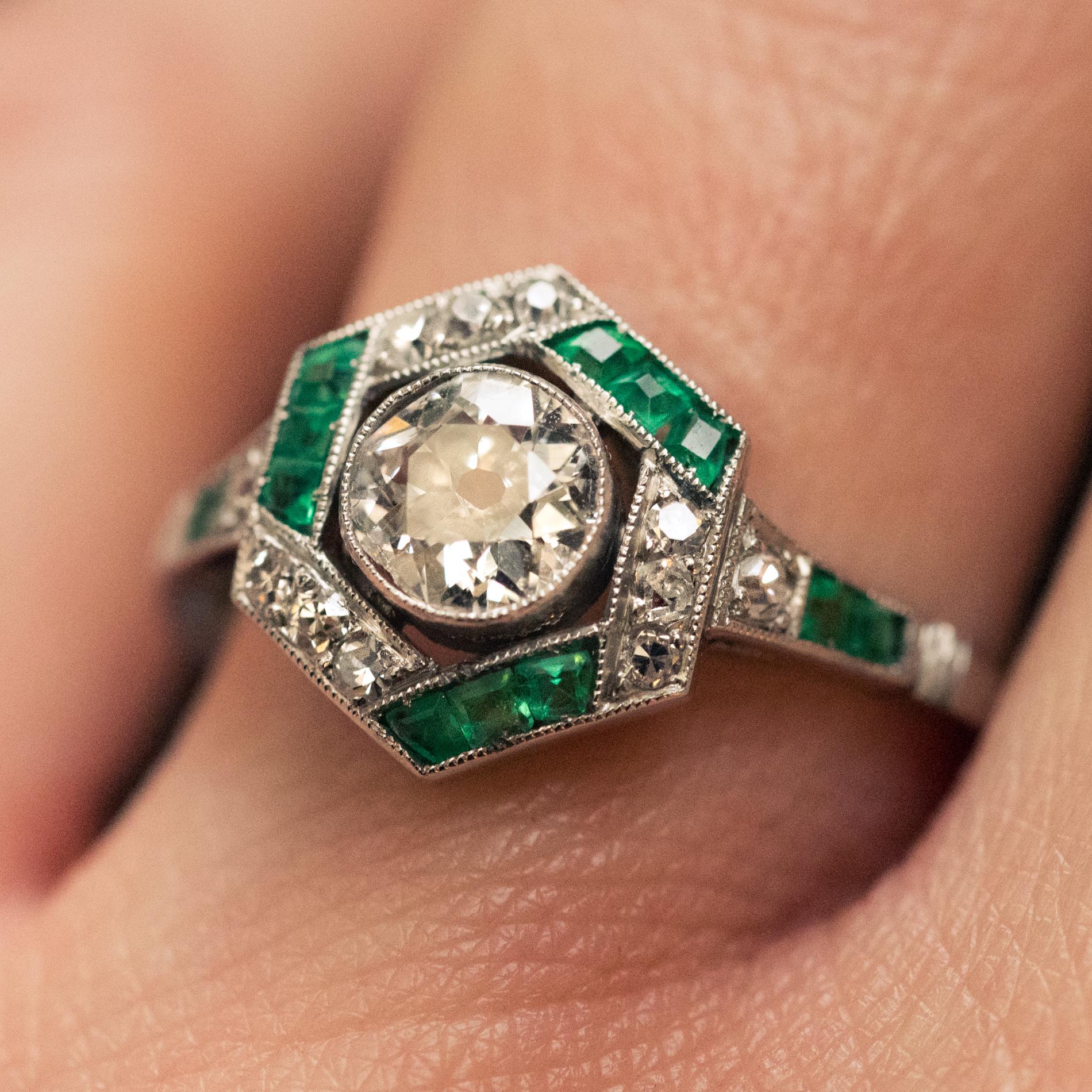 1920s Art Deco Calibrated Emeralds Diamonds Ring In Excellent Condition In Poitiers, FR