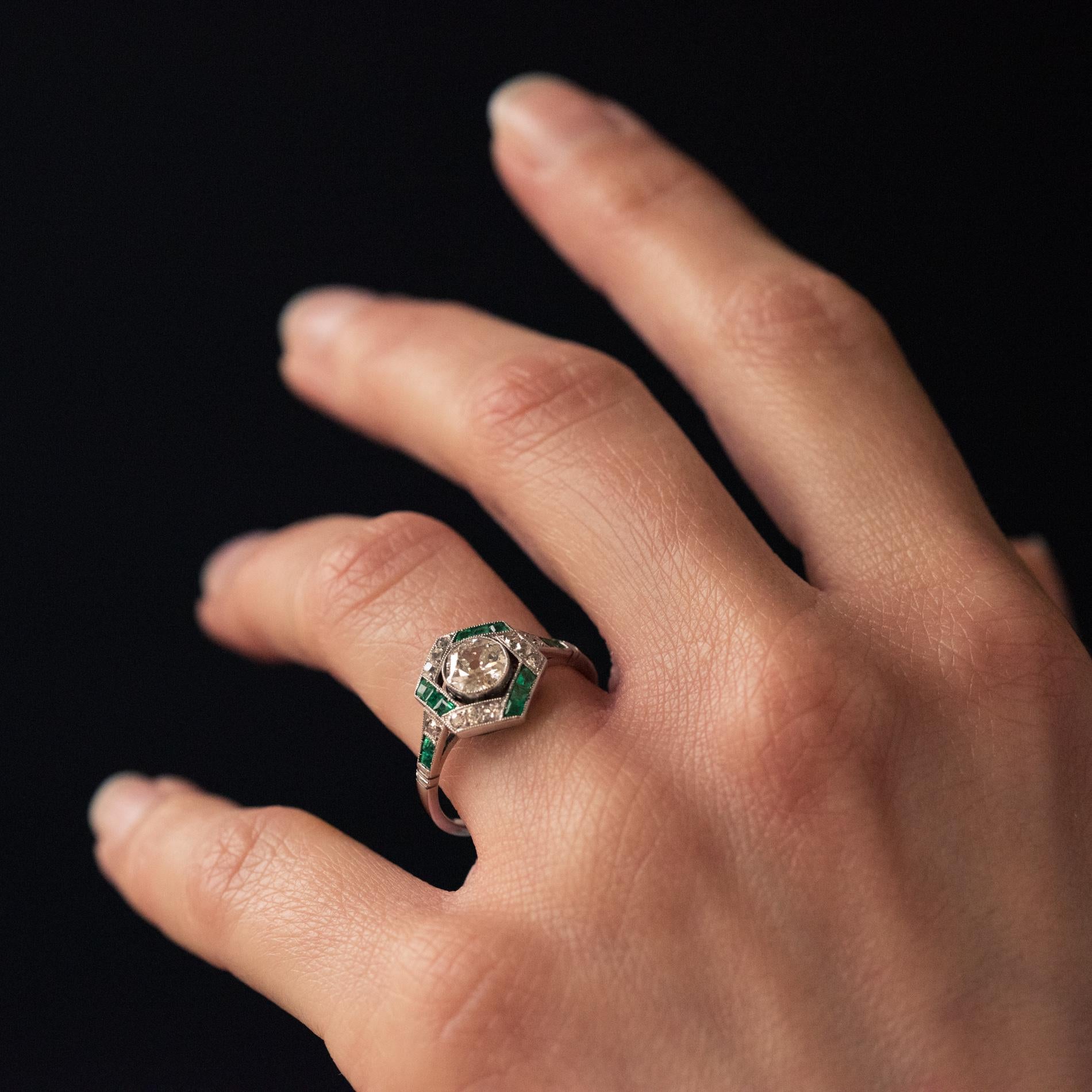 1920s Art Deco Calibrated Emeralds Diamonds Ring 1
