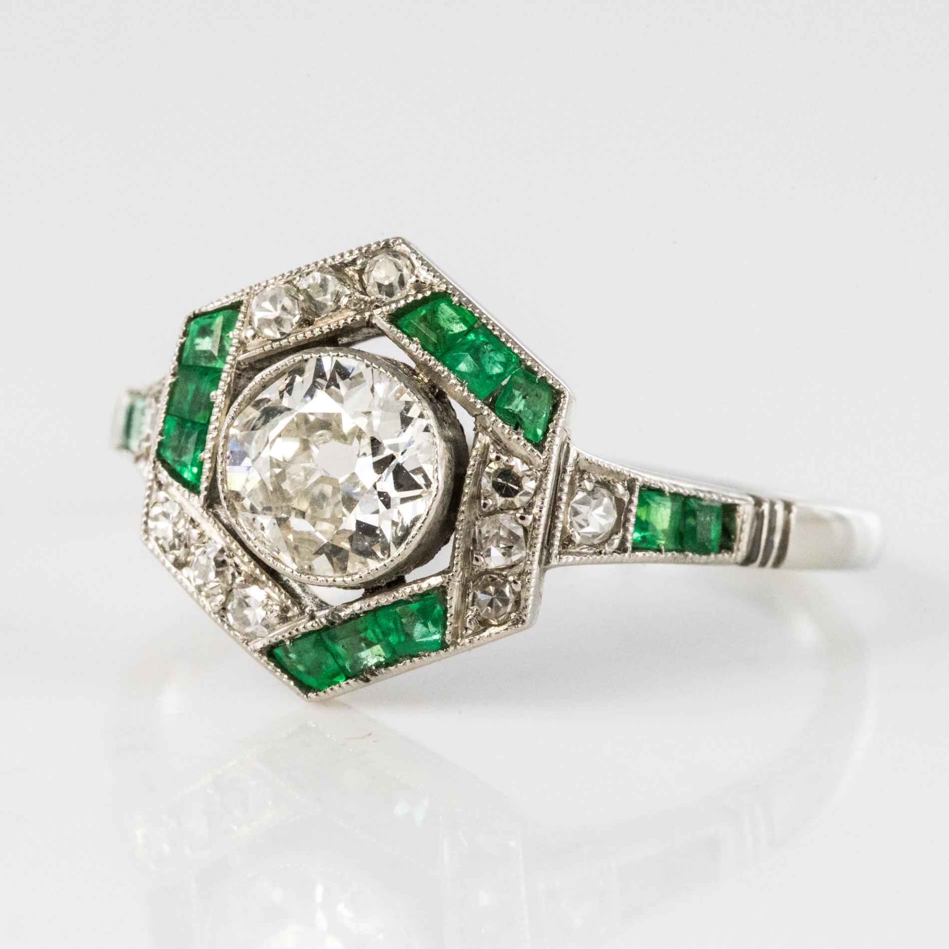 1920s Art Deco Calibrated Emeralds Diamonds Ring 2