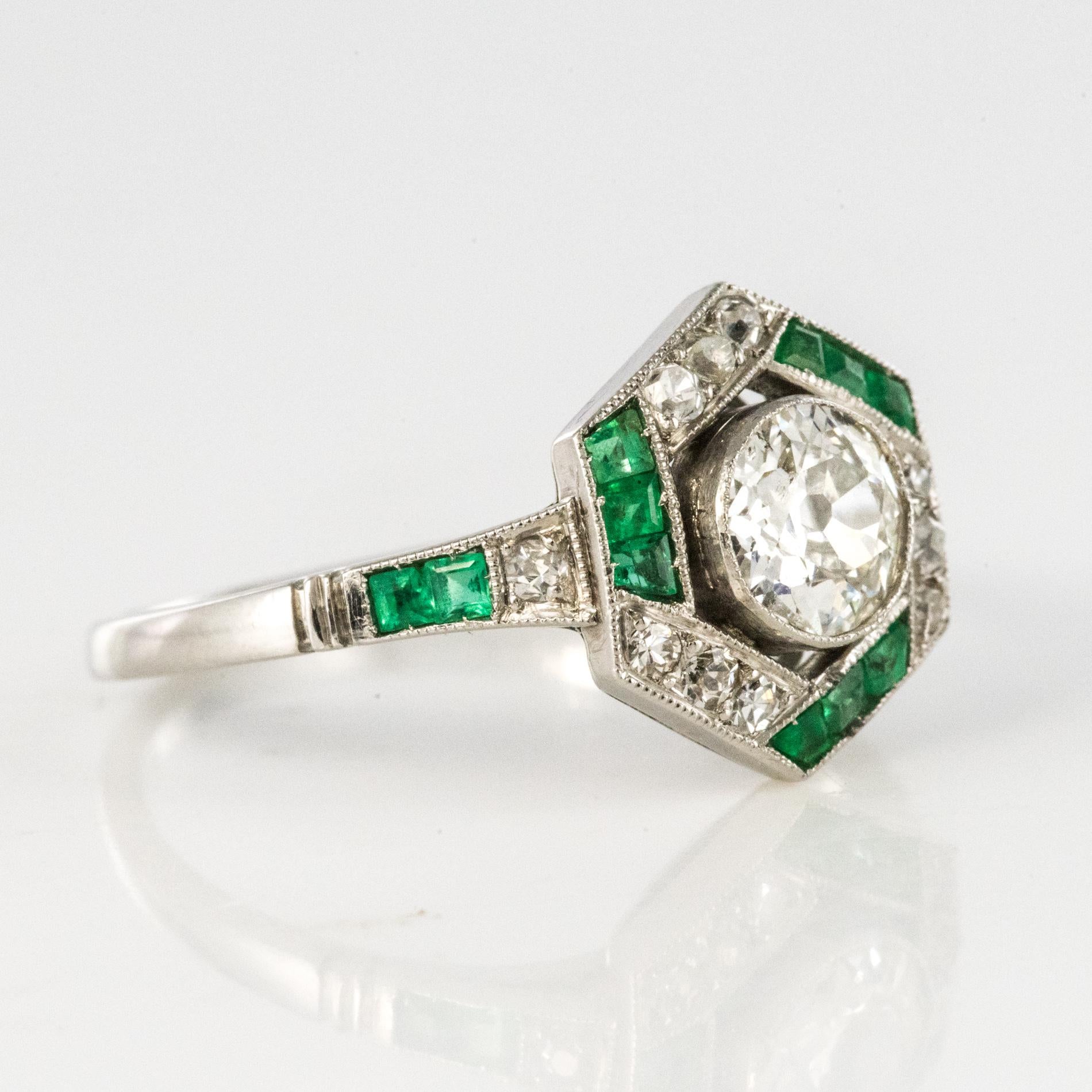 1920s Art Deco Calibrated Emeralds Diamonds Ring 4