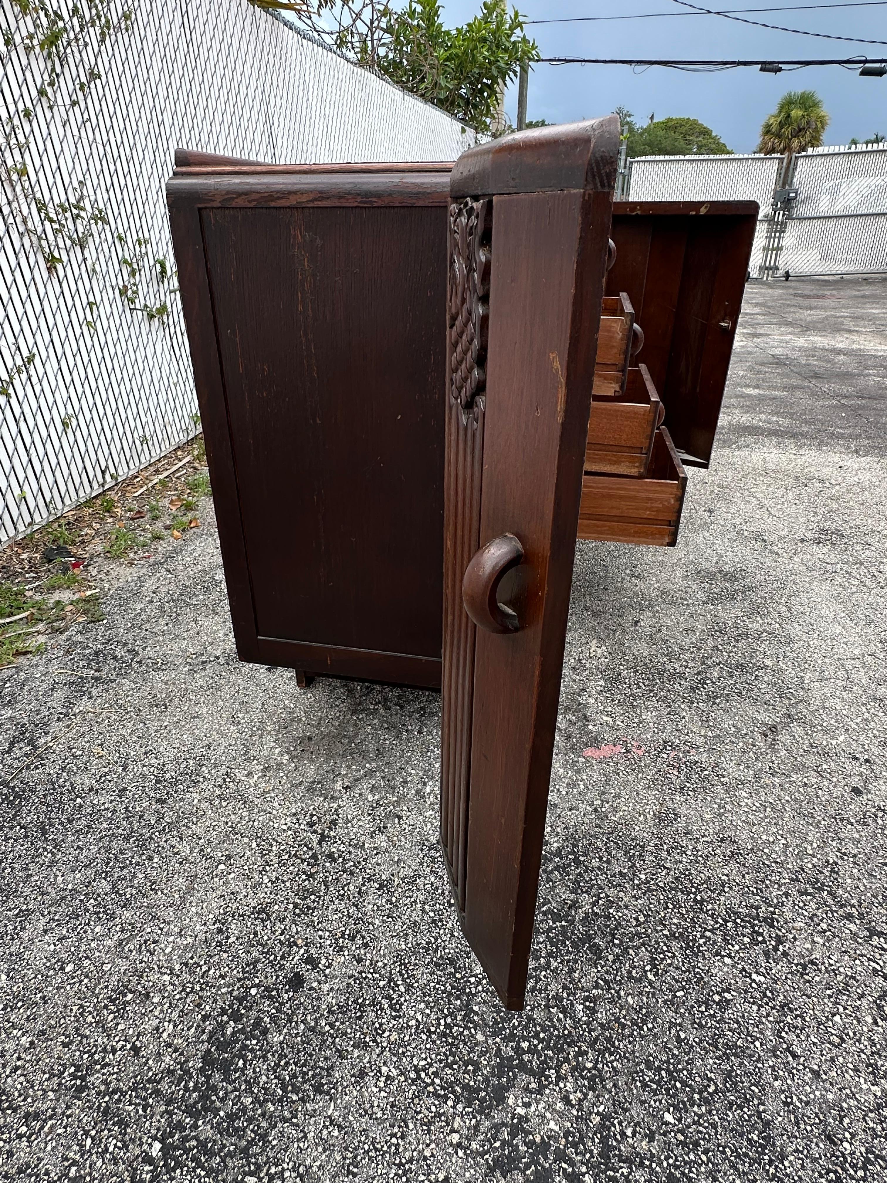 1920er Jahre Art Deco Sideboard aus geschnitztem Nussbaumholz im Angebot 5