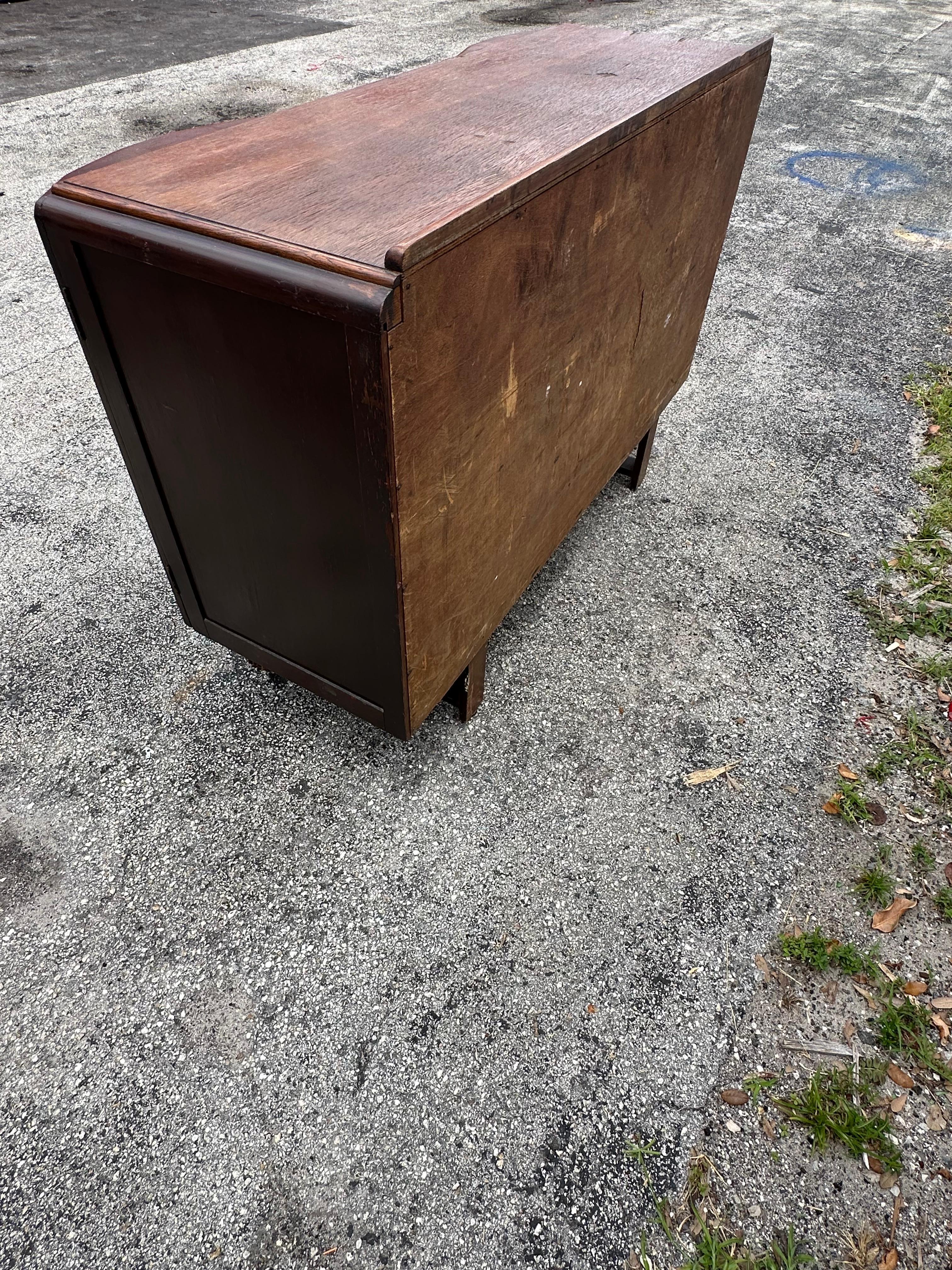 1920er Jahre Art Deco Sideboard aus geschnitztem Nussbaumholz im Angebot 7
