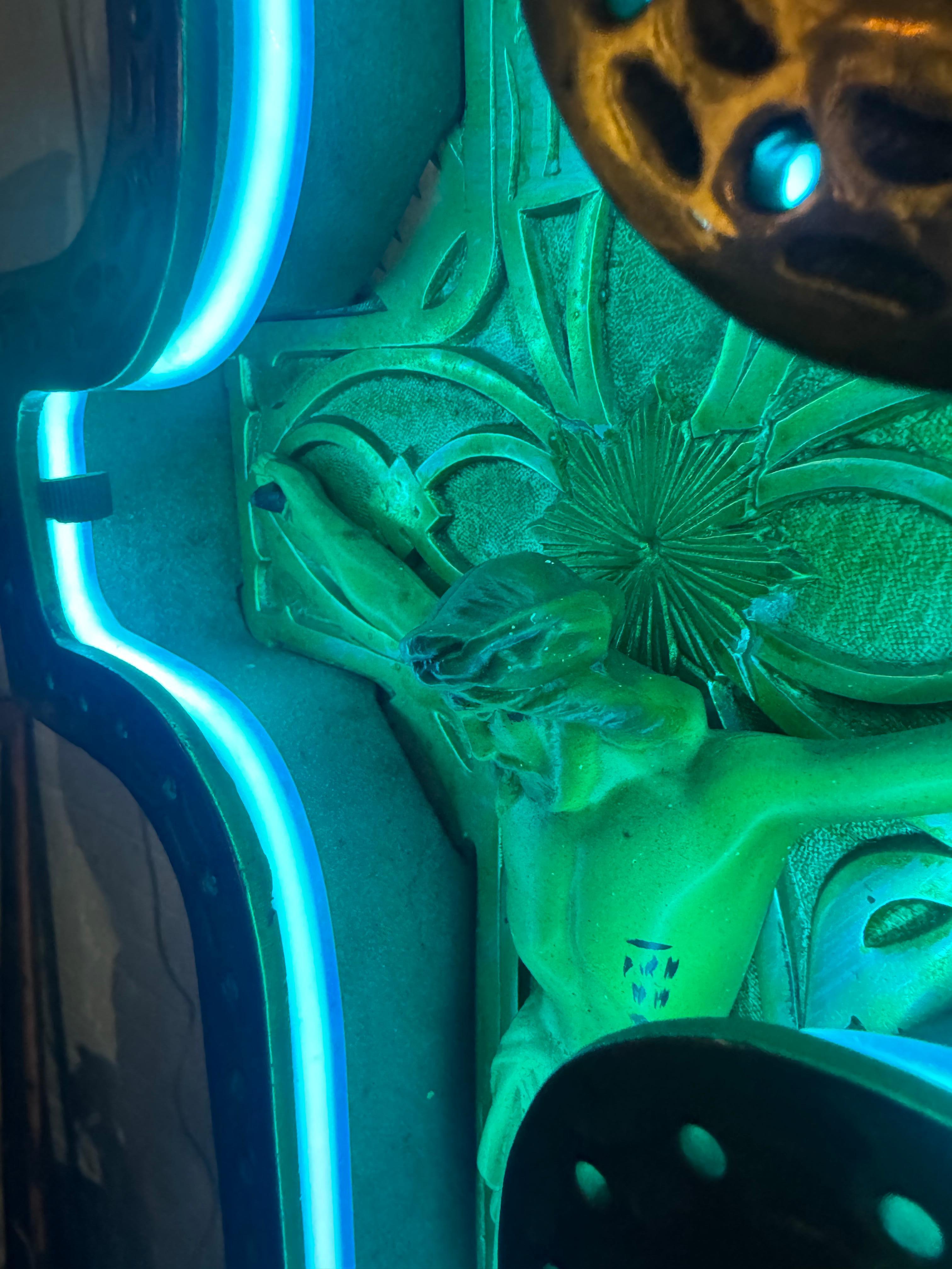 Crucifix Art Déco des années 1920 en laiton coulé / bronze et néon. en vente 3