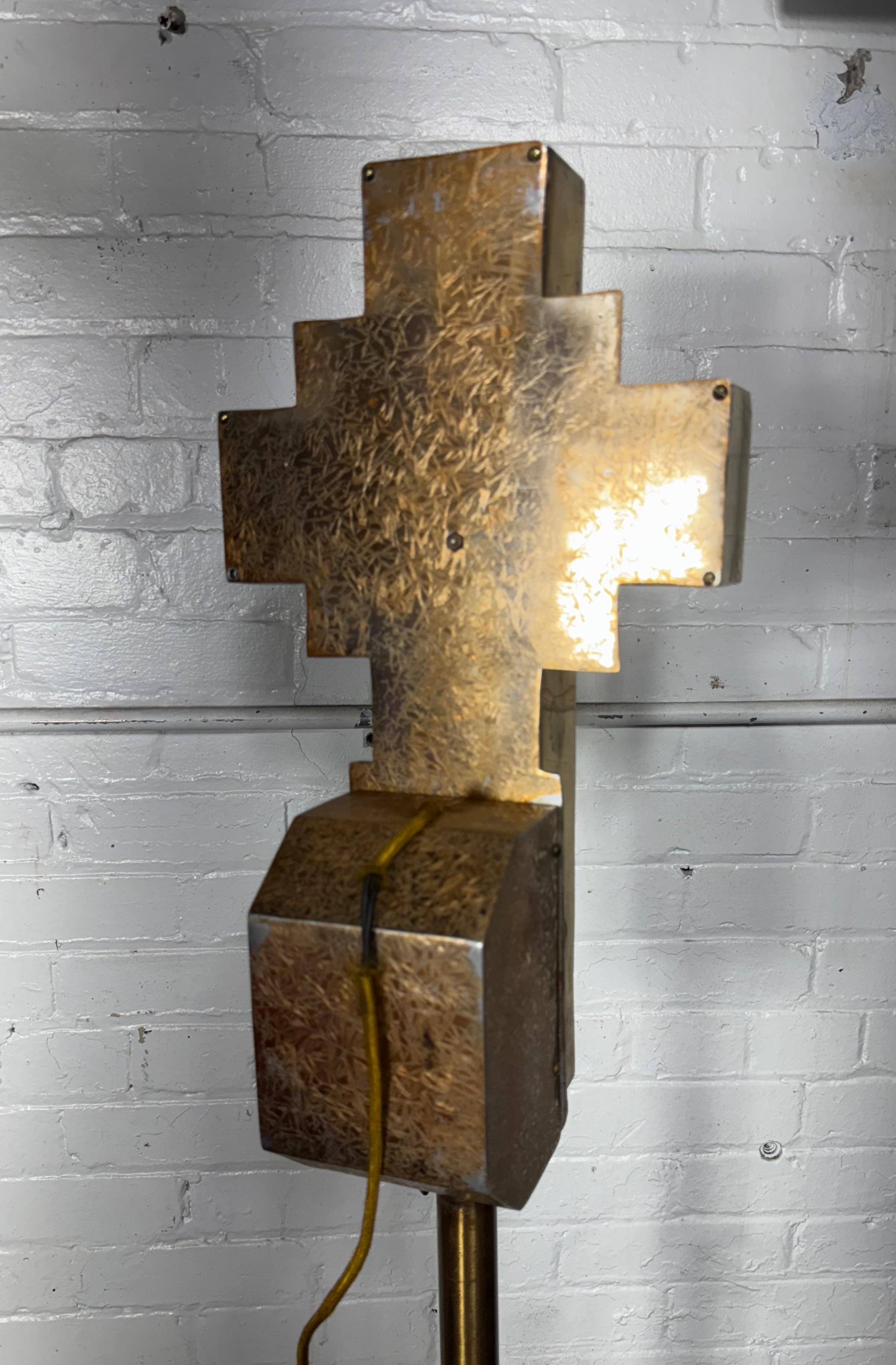Crucifix Art Déco des années 1920 en laiton coulé / bronze et néon. en vente 4