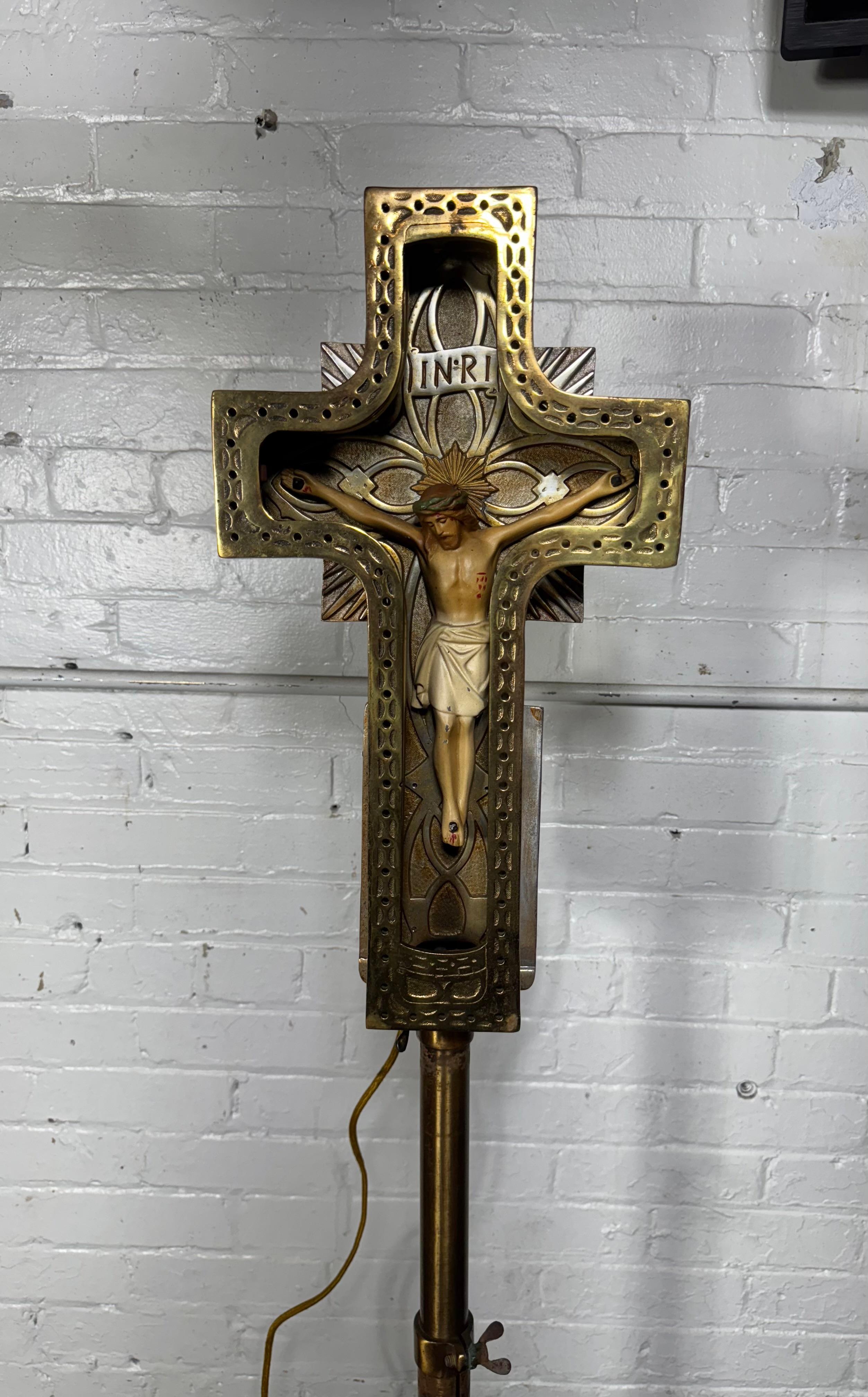 Crucifix Art Déco des années 1920 en laiton coulé / bronze et néon. en vente 5