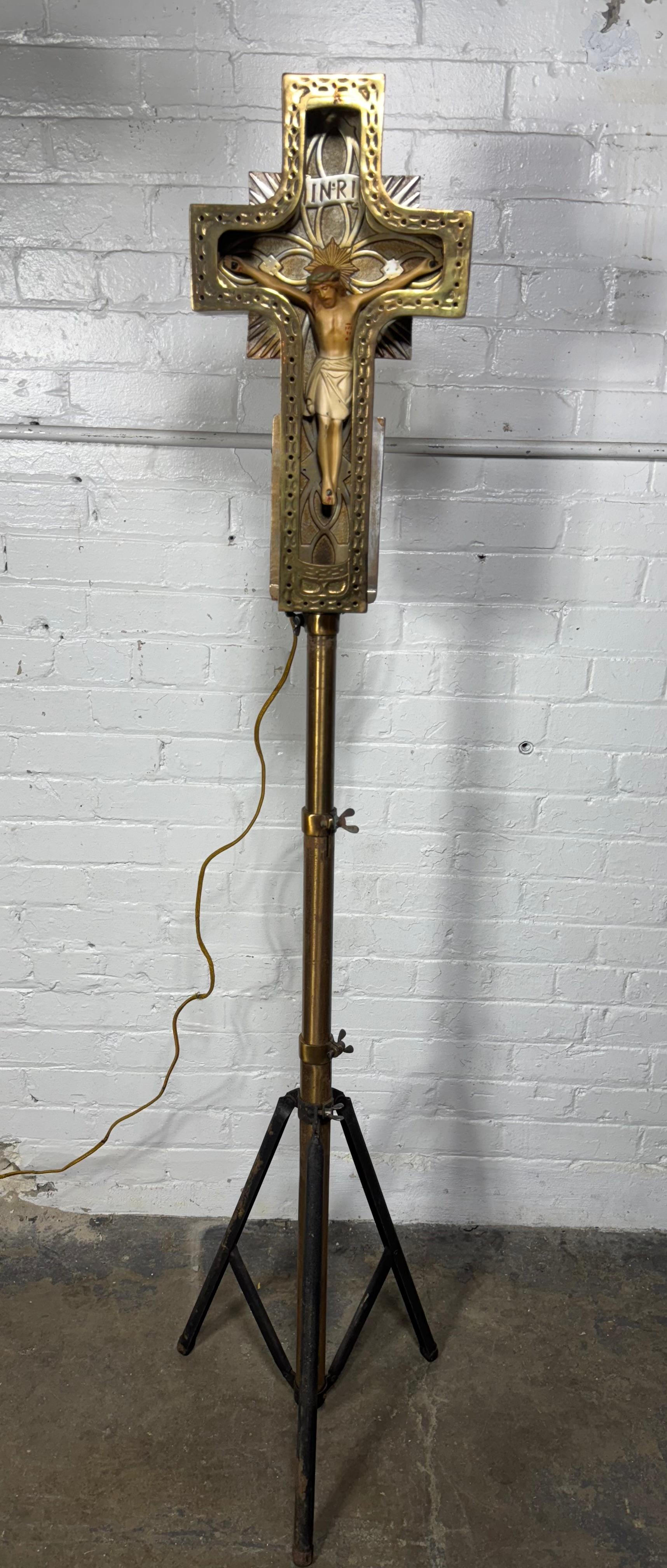 Crucifix Art Déco des années 1920 en laiton coulé / bronze et néon. en vente 6