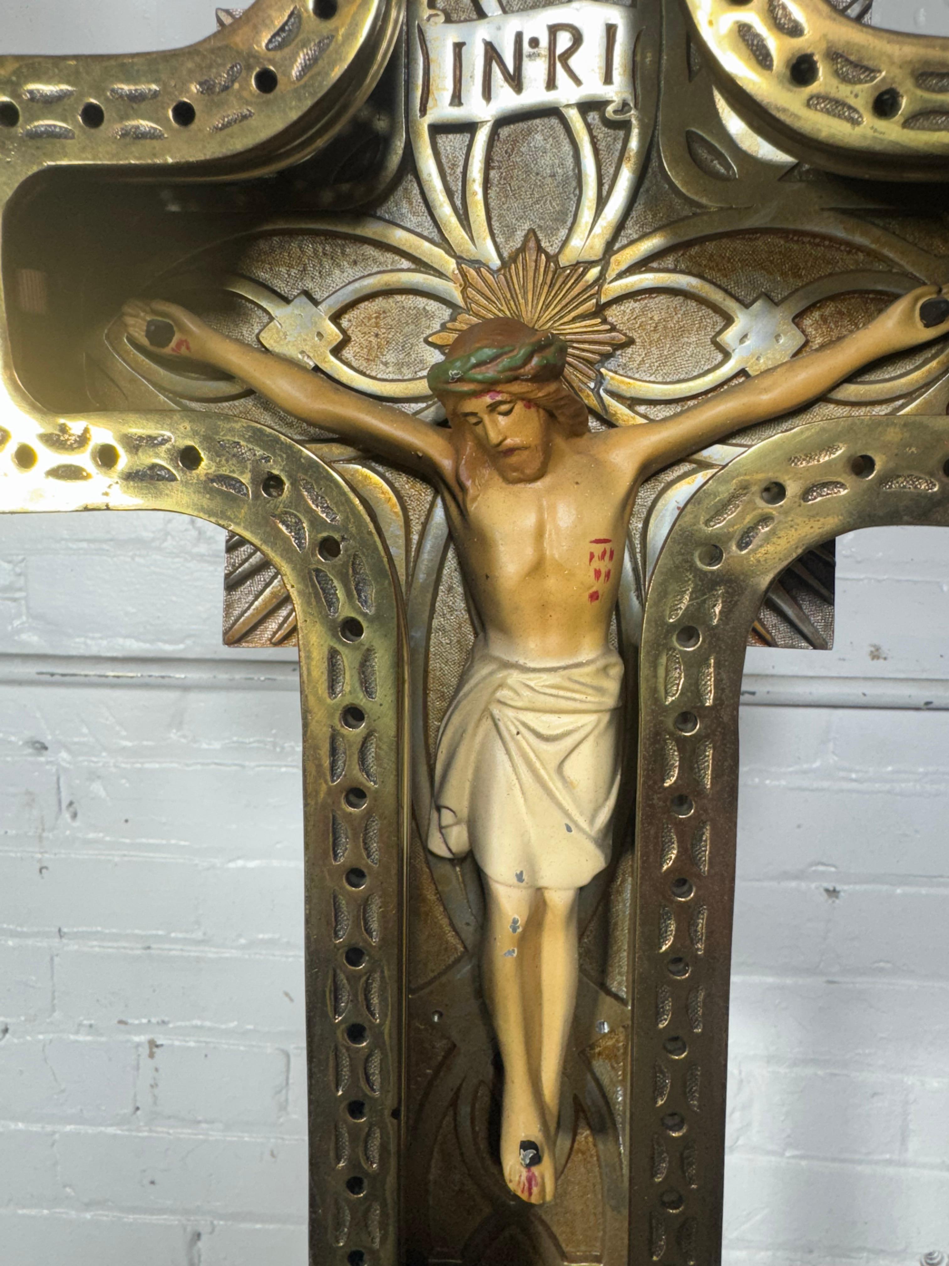 Art déco Crucifix Art Déco des années 1920 en laiton coulé / bronze et néon. en vente