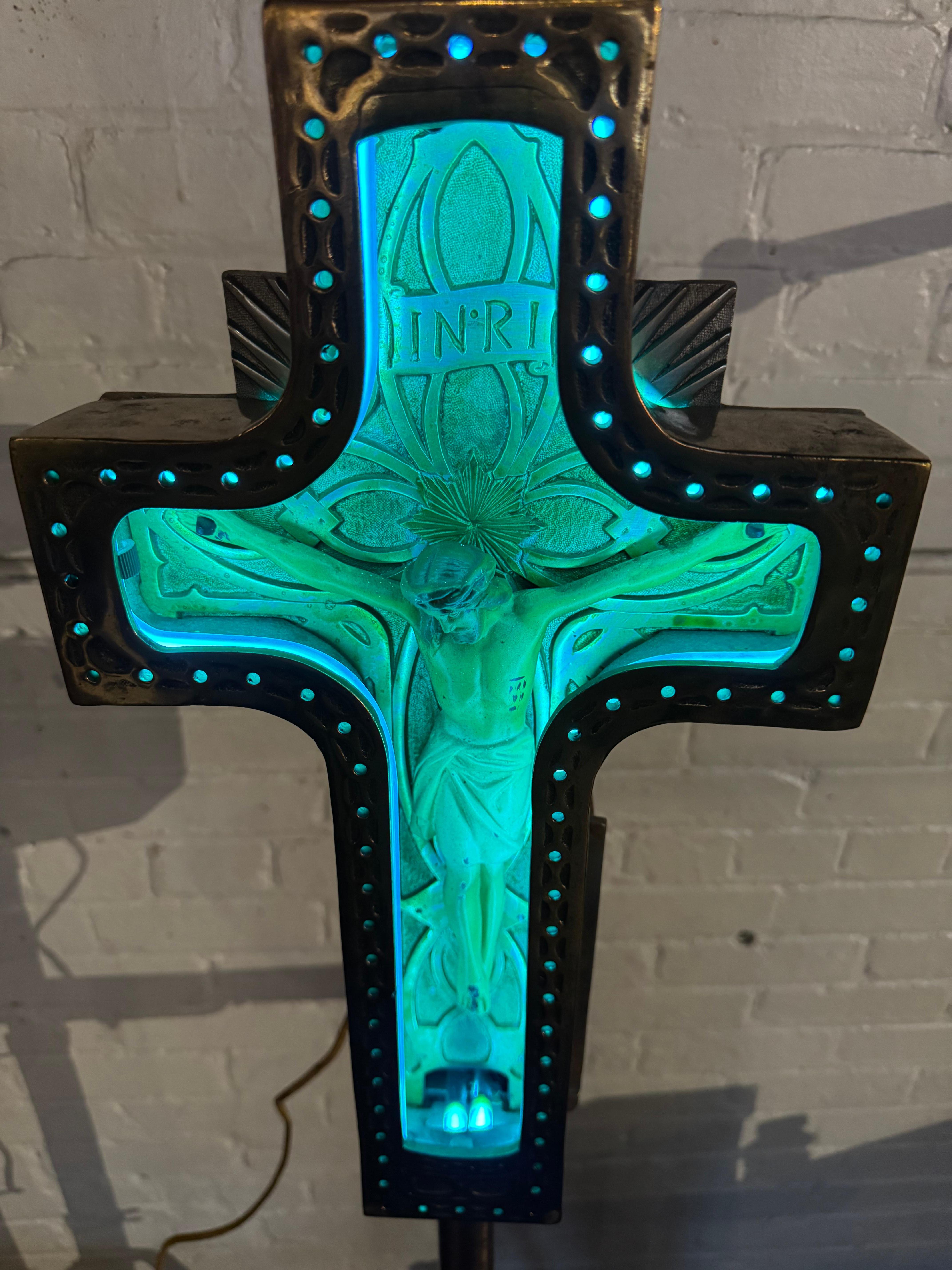 Américain Crucifix Art Déco des années 1920 en laiton coulé / bronze et néon. en vente