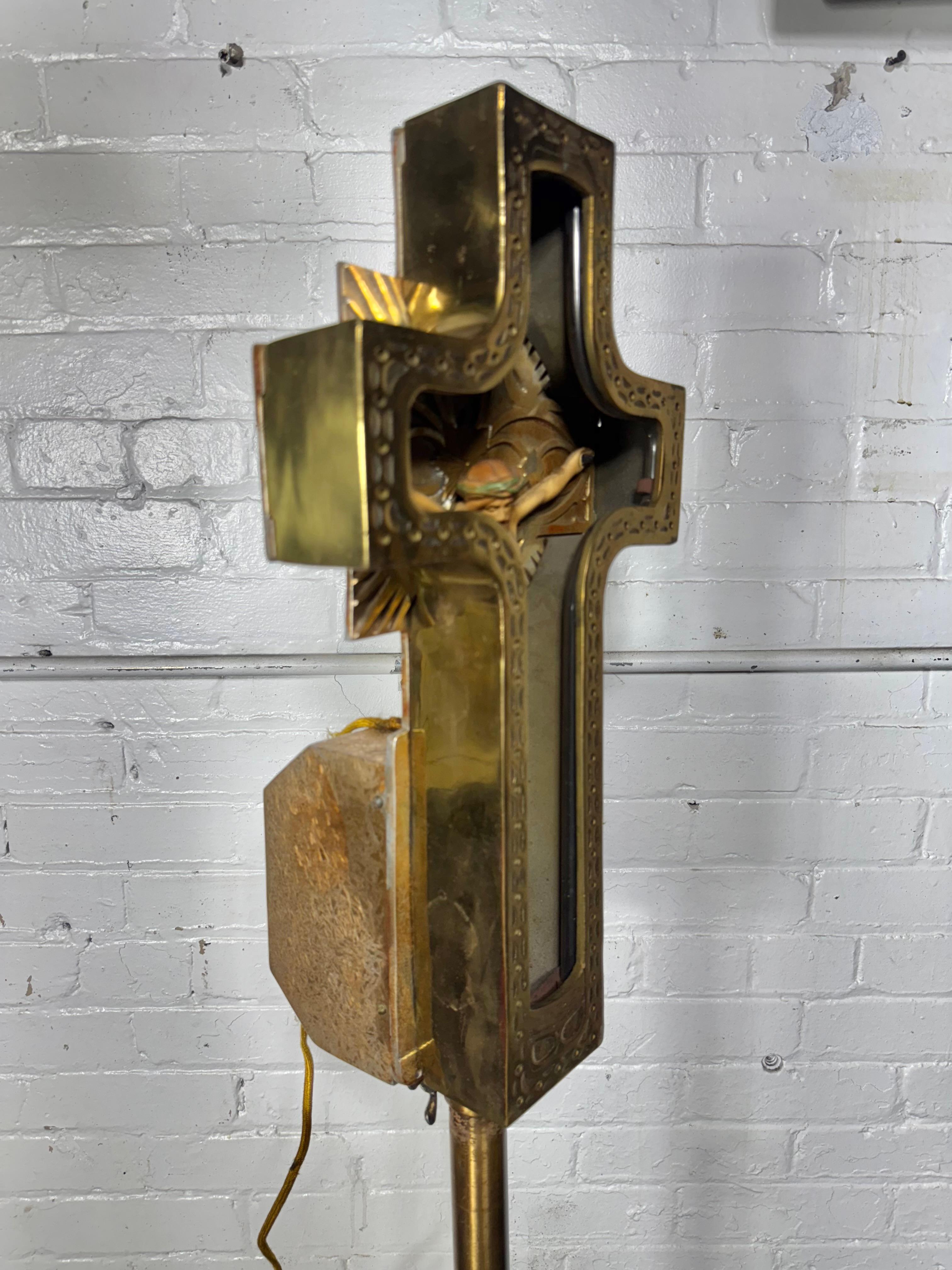 Crucifix Art Déco des années 1920 en laiton coulé / bronze et néon. Bon état - En vente à Buffalo, NY