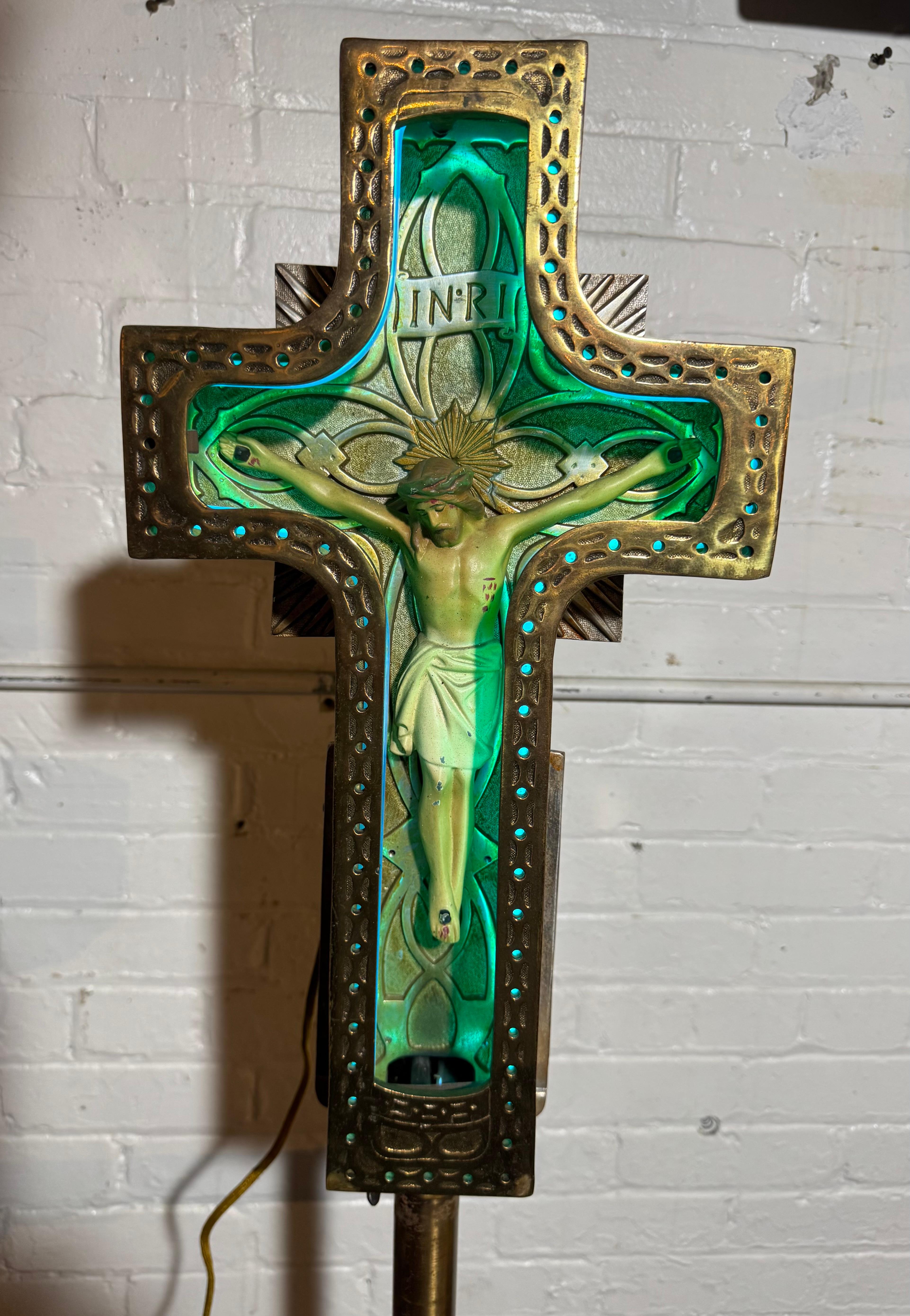 Début du 20ème siècle Crucifix Art Déco des années 1920 en laiton coulé / bronze et néon. en vente