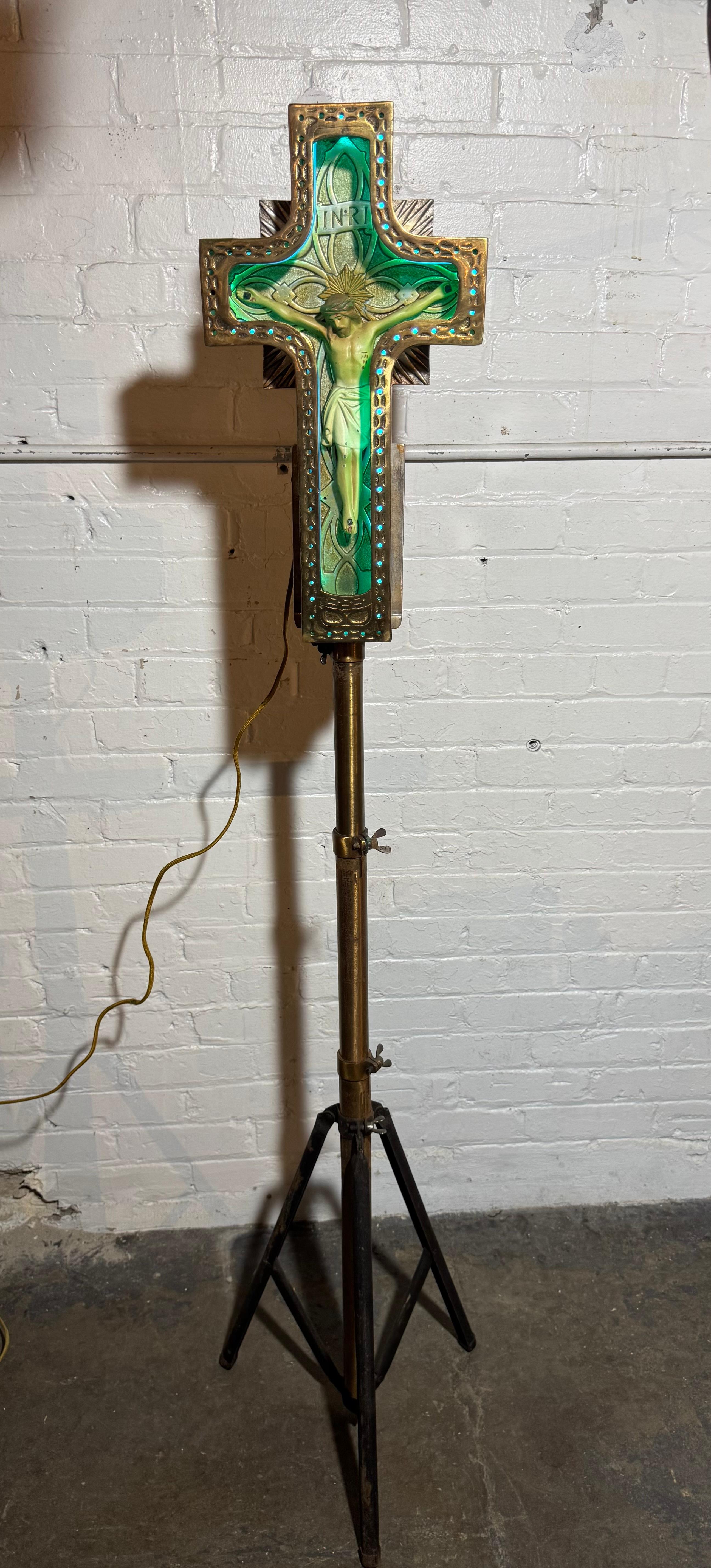 Laiton Crucifix Art Déco des années 1920 en laiton coulé / bronze et néon. en vente