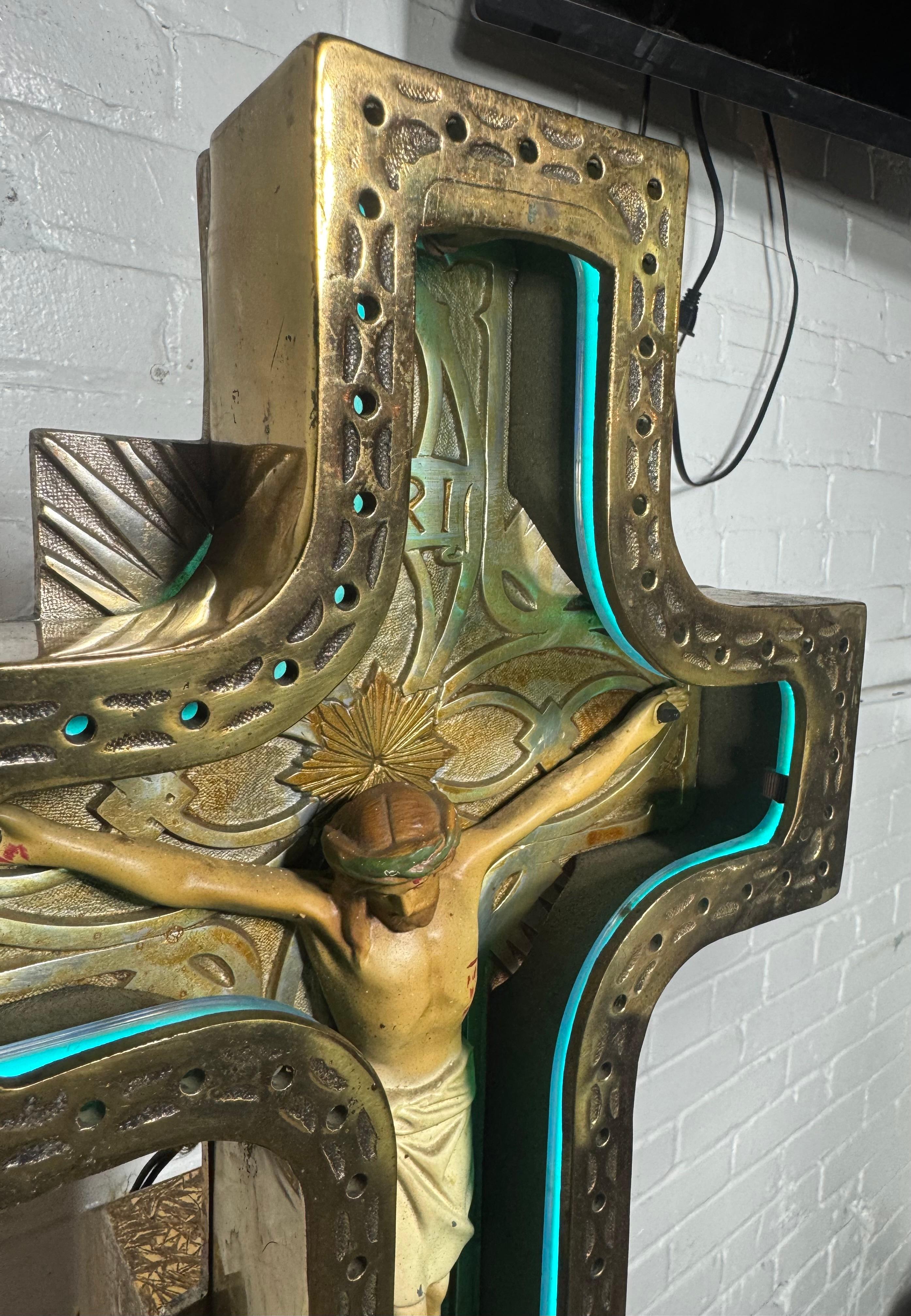 Crucifix Art Déco des années 1920 en laiton coulé / bronze et néon. en vente 1