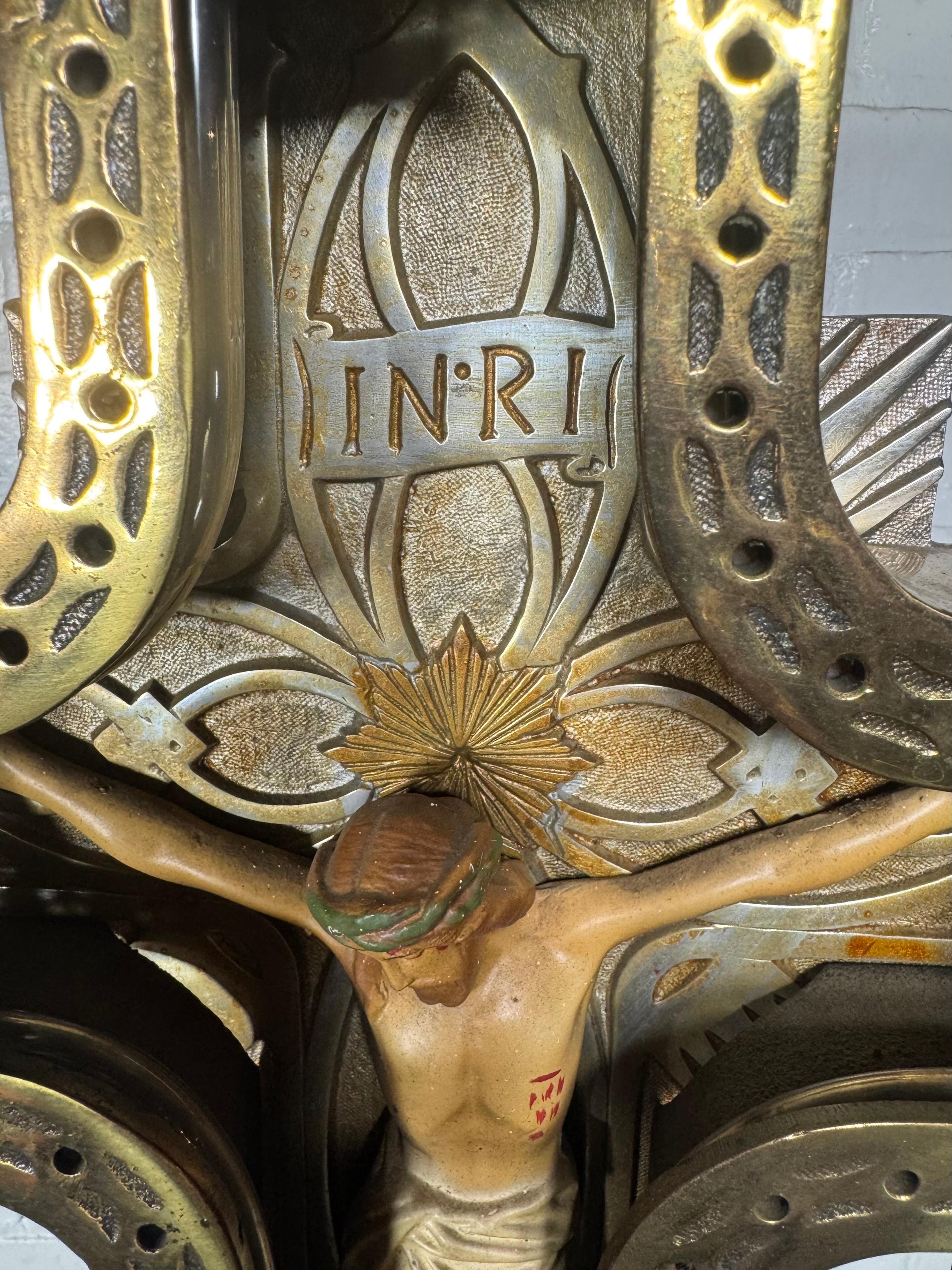 Crucifix Art Déco des années 1920 en laiton coulé / bronze et néon. en vente 2