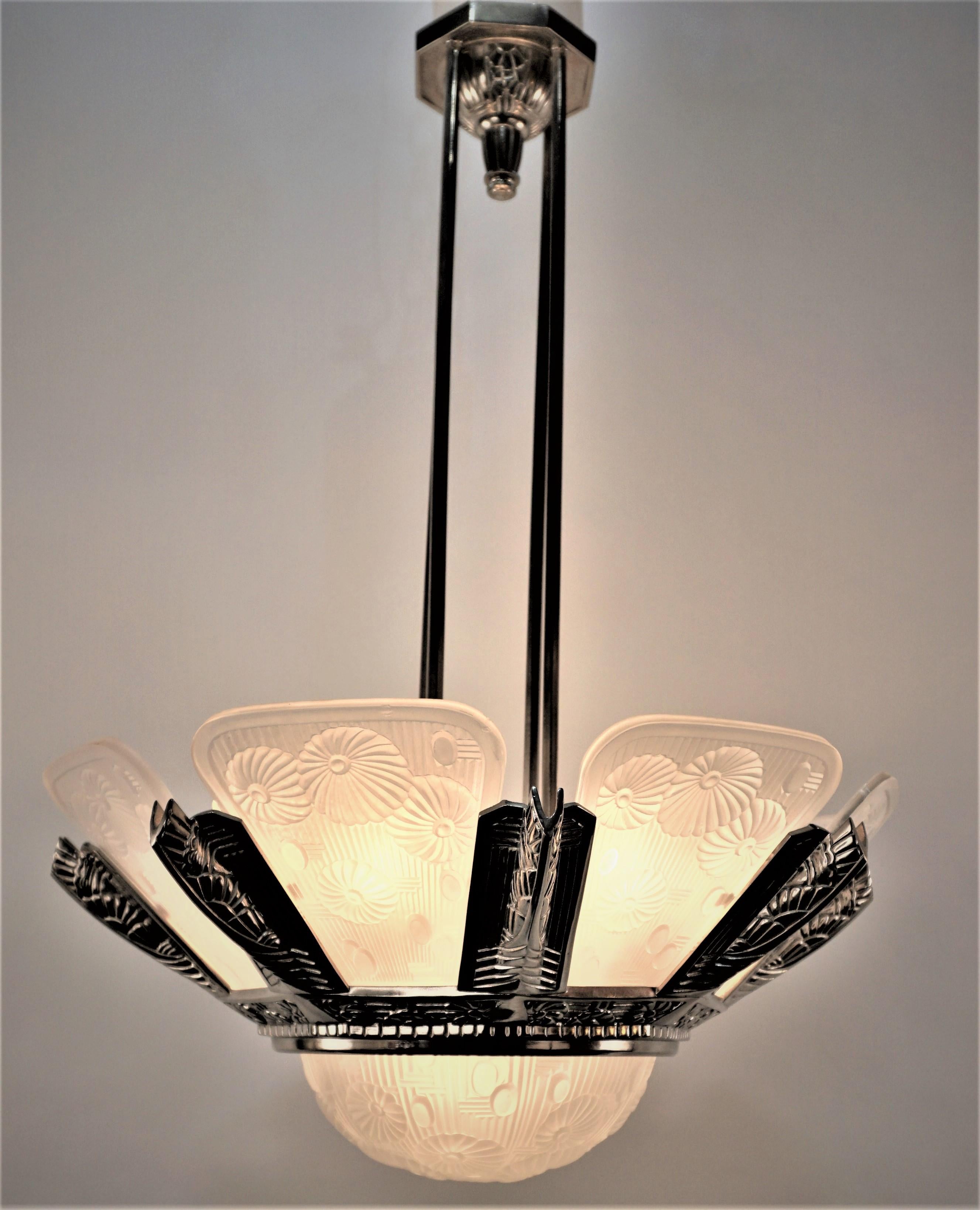 French 1920'S Art Deco chandelier by Daum/Lorian For Sale