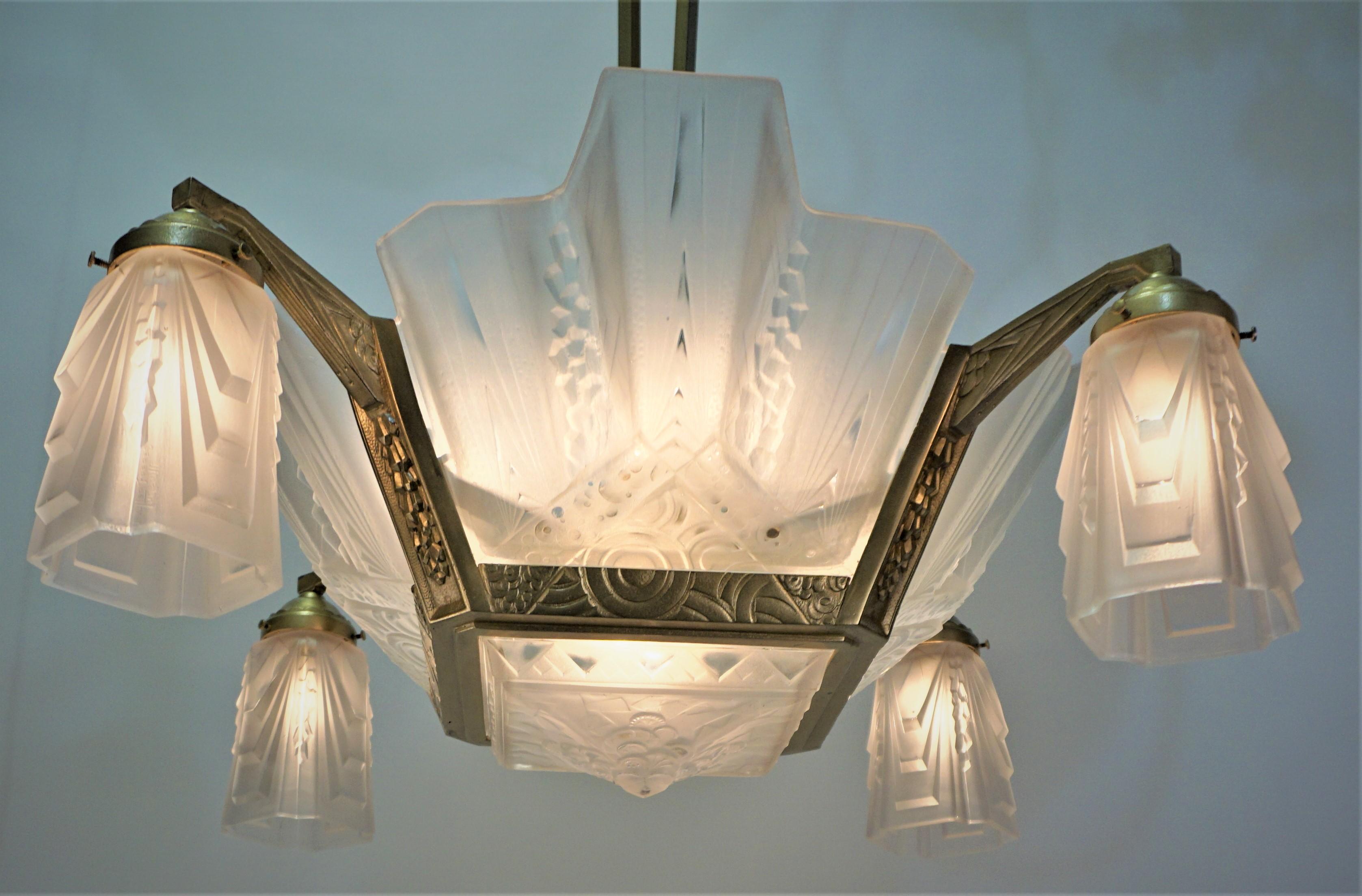Elegant 1920's clear frost glass and bronze frame art deco French art deco chandelier by Muller Freres.