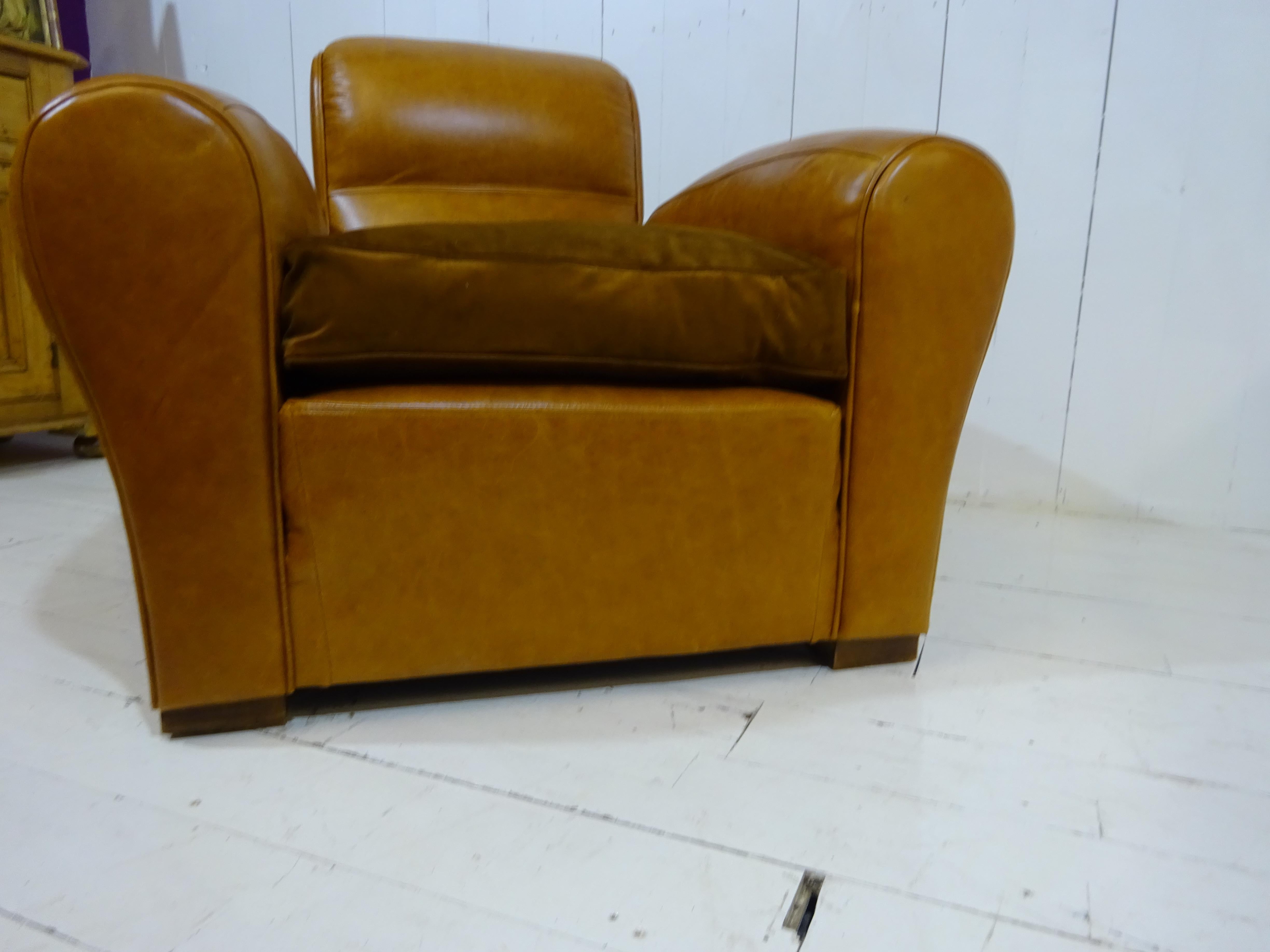 1920's Art Deco Club Chair in Distressed Caramel Aniline Leather In Good Condition In Tarleton, GB