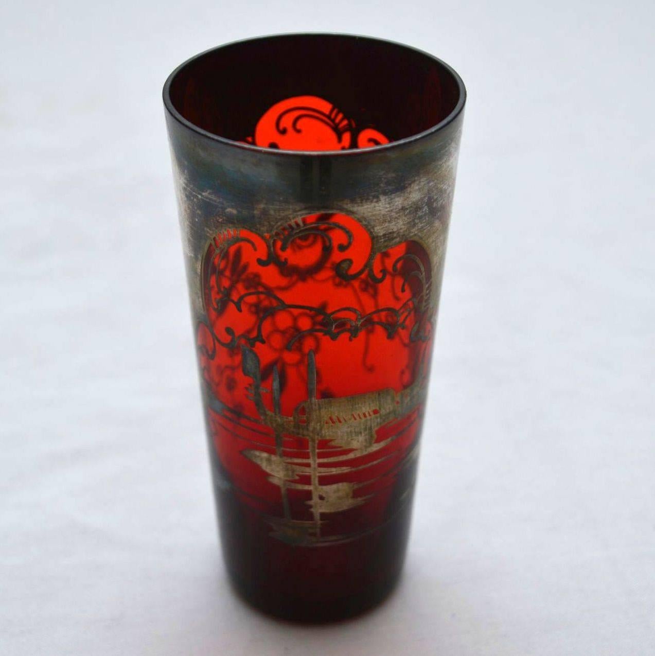 1920er Jahre Art Deco Cocktailshaker und Gläser aus farbigem Glas 5