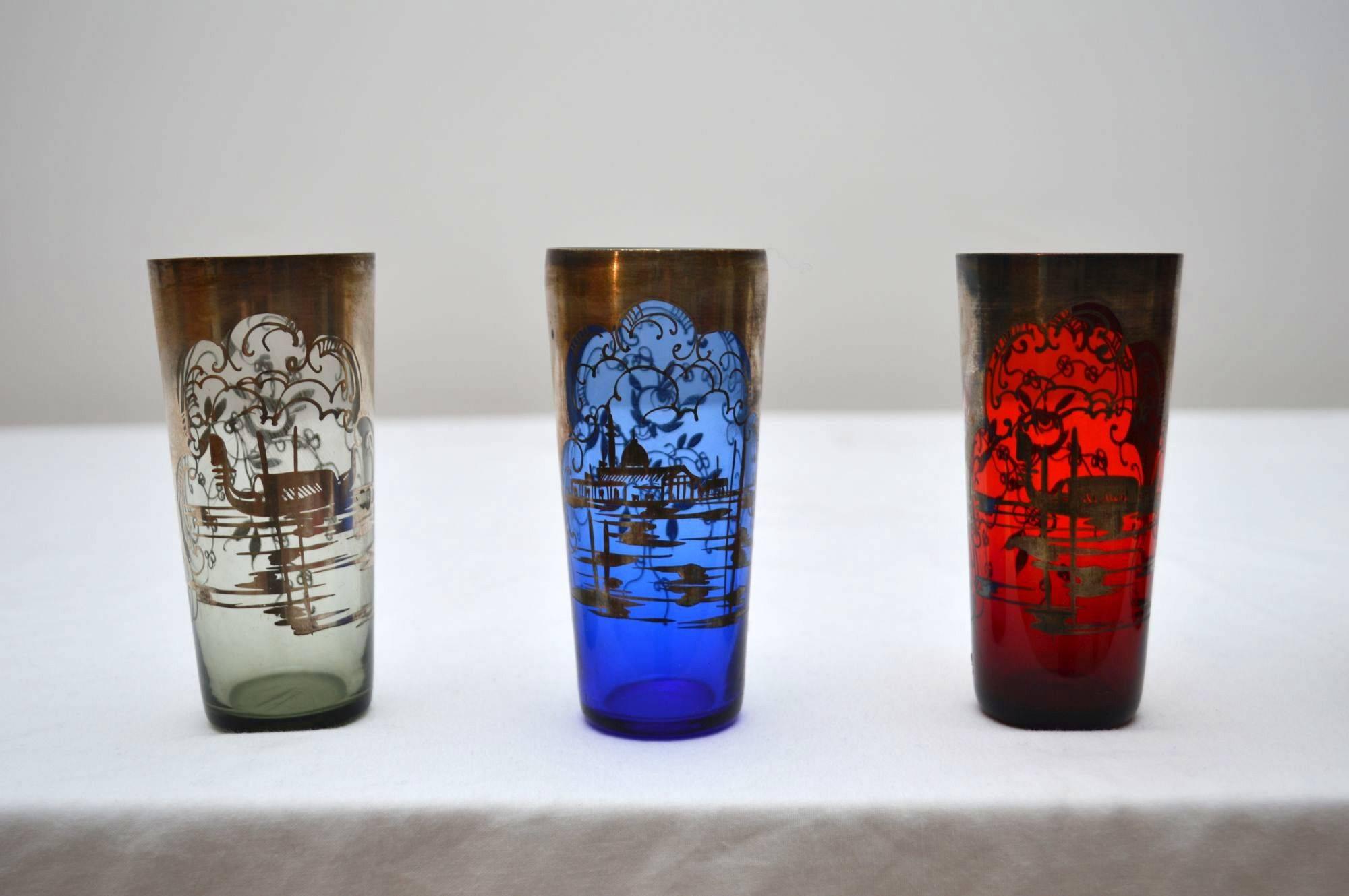 1920er Jahre Art Deco Cocktailshaker und Gläser aus farbigem Glas (Art déco)