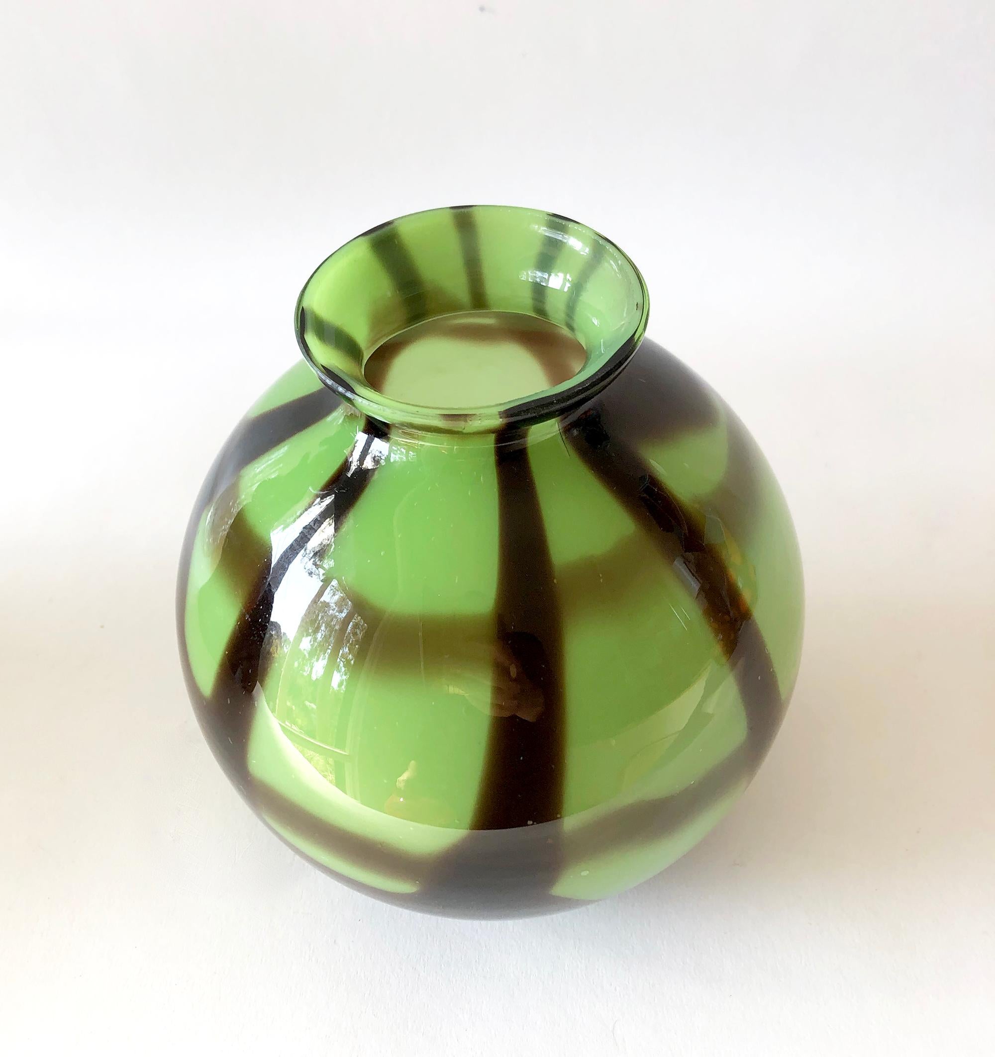 1920s Art Deco Czechoslovakian Bohemian Webbed Art Glass Ball Vase Collection 4