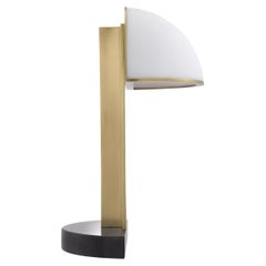 Lampe aus Messing und weißem Opalglas im Art-déco-Design-Stil der 1920er Jahre mit schwarzem Marmor