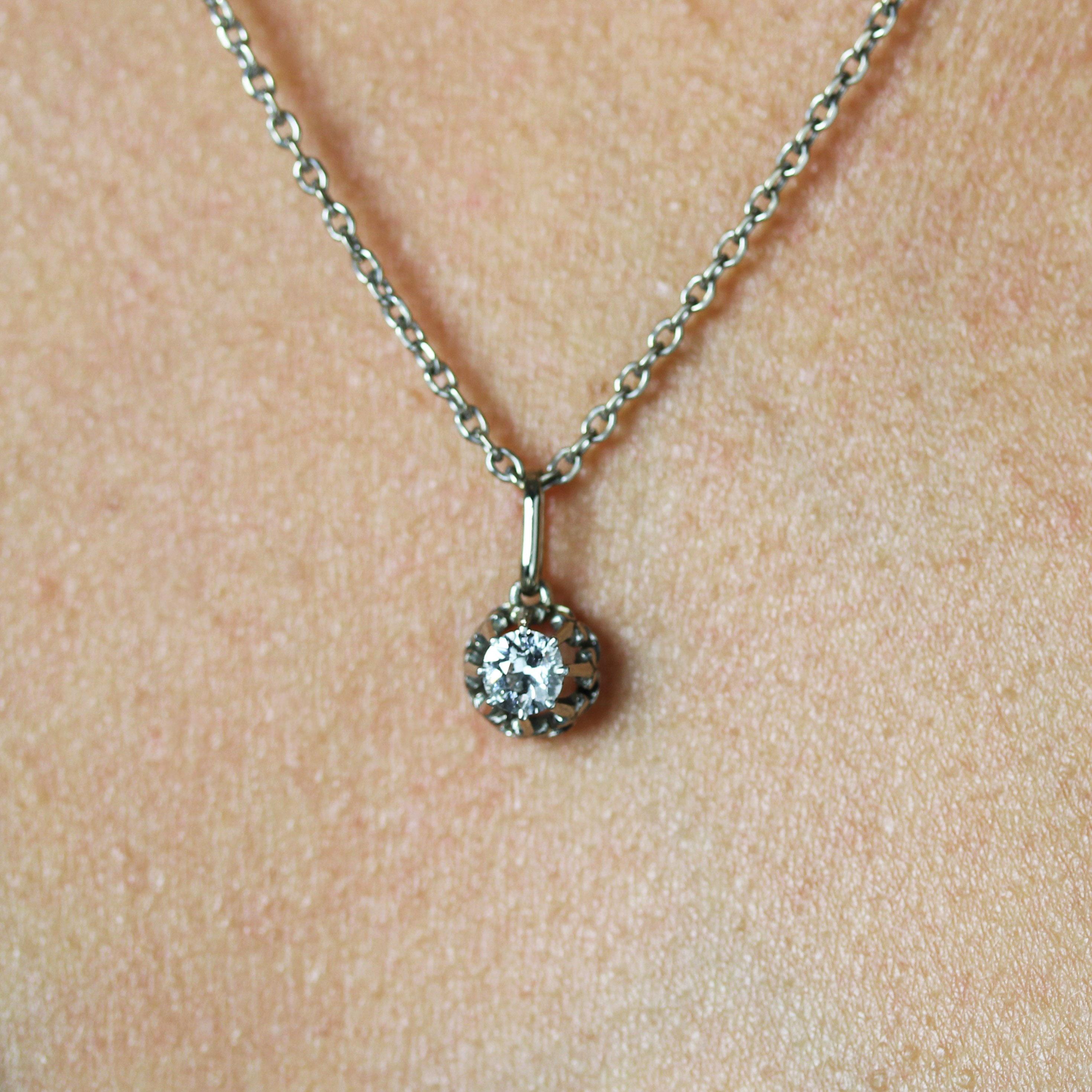 1920er Jahre Art Deco Diamant 18 Karat Weißgold-Anhänger im Angebot 1