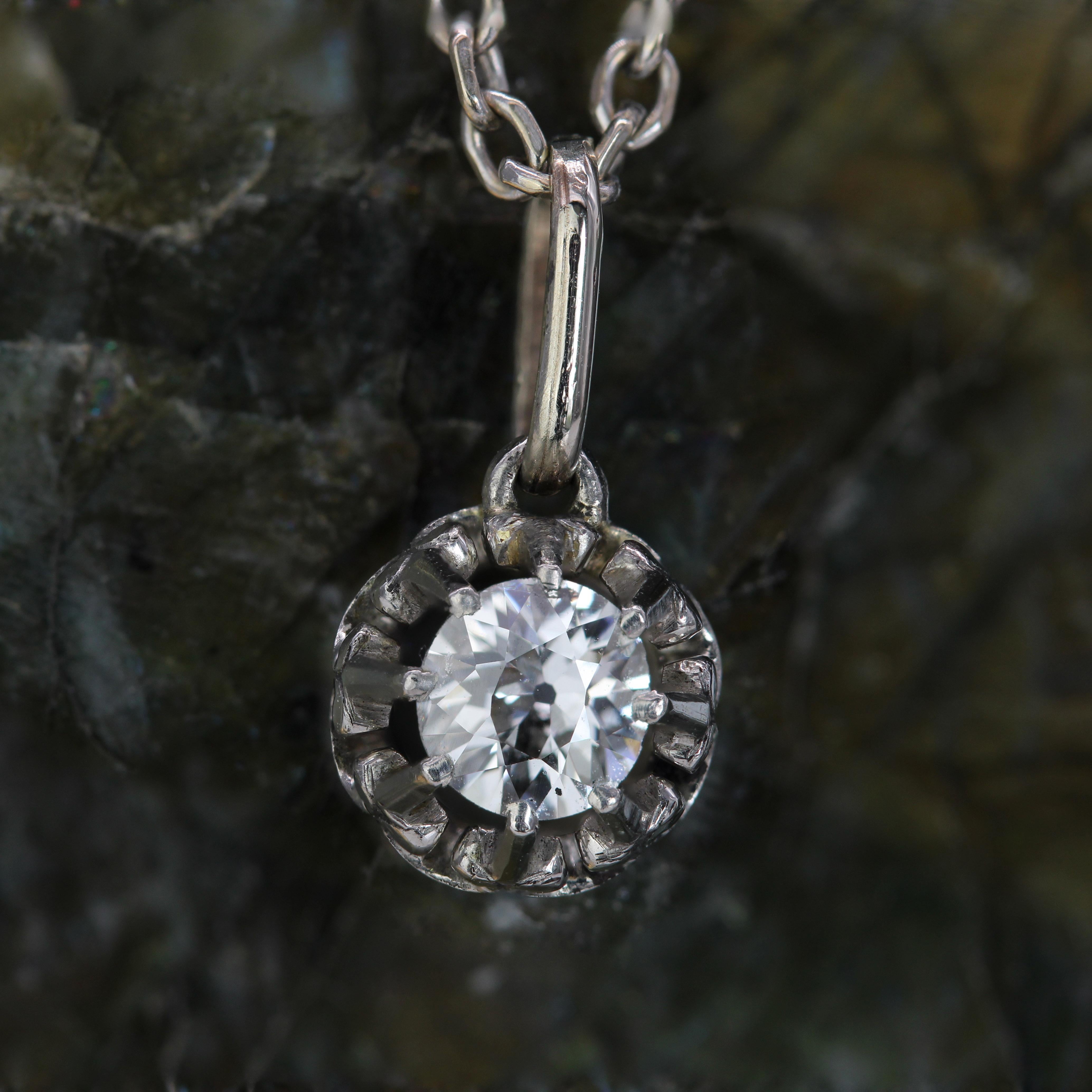 1920er Jahre Art Deco Diamant 18 Karat Weißgold-Anhänger im Angebot 2