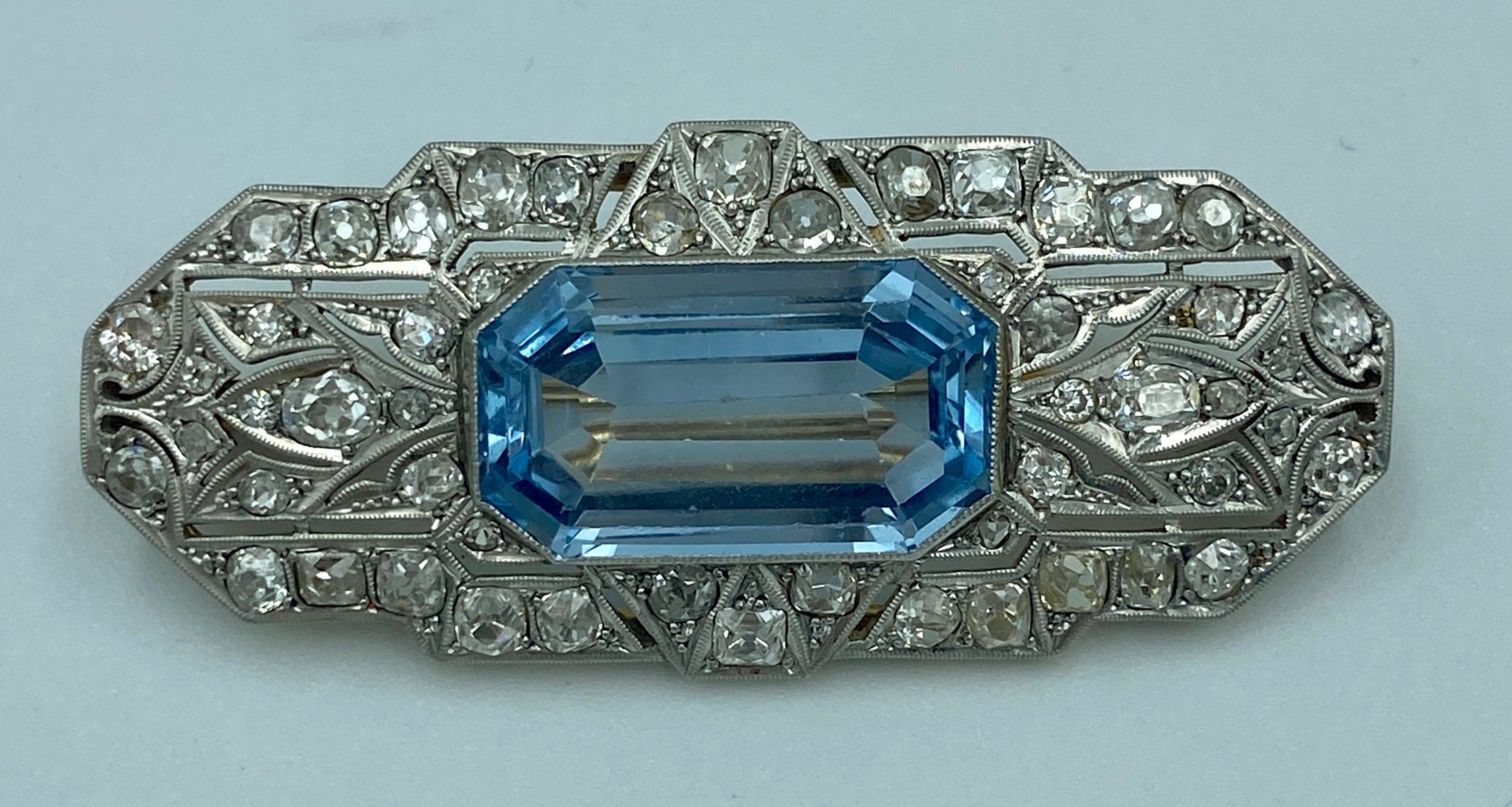 An outstanding piece of Art Deco elegance, this brooch has a central modified emerald cut aquamarine of approx. 9 carats and old mine cut diamonds measuring approx 4 carats. The stones are set in platinum while the back of the brooch is 18 carat