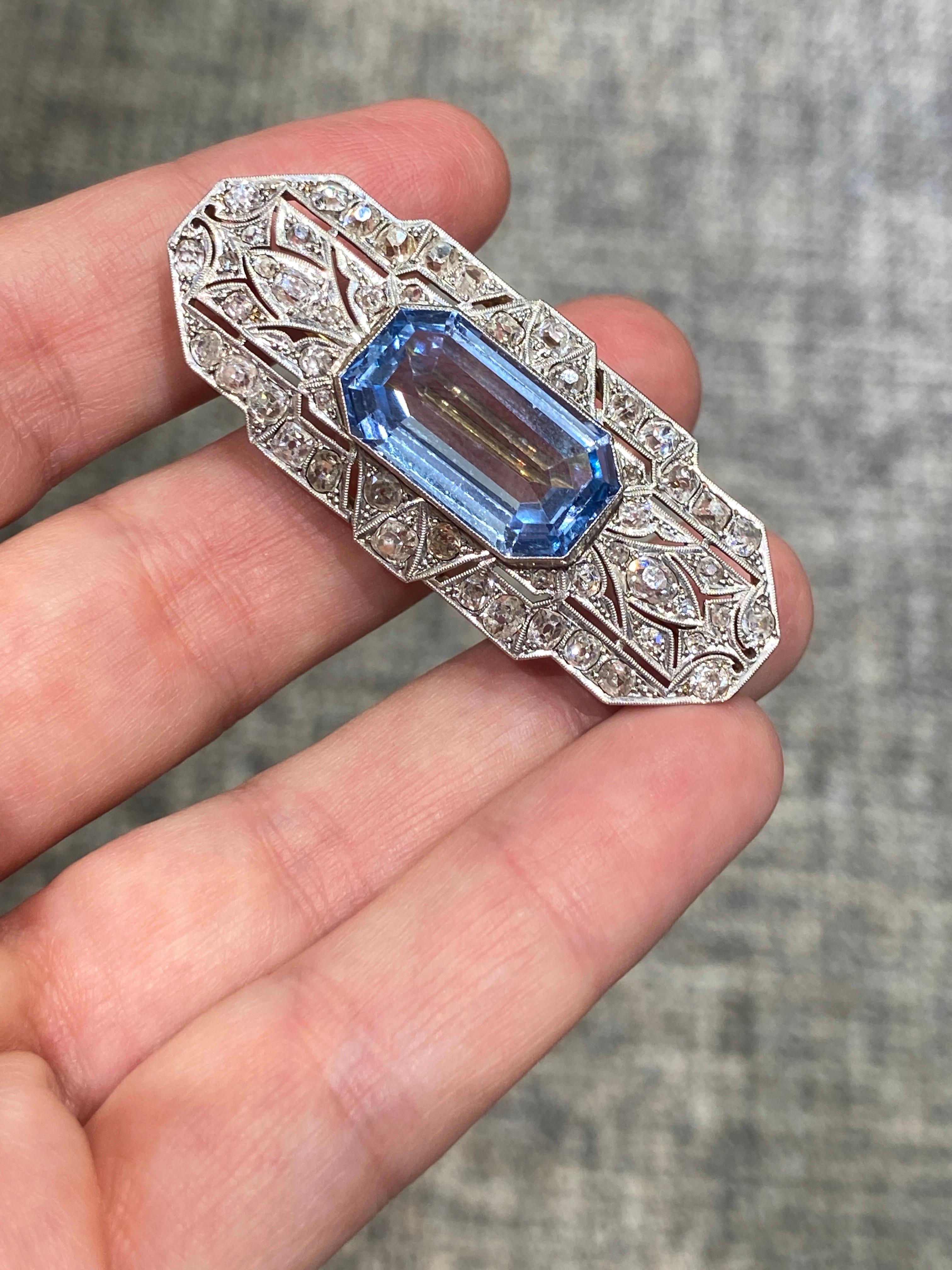 1920s Art Deco diamond and aquamarine brooch In Excellent Condition For Sale In London, GB