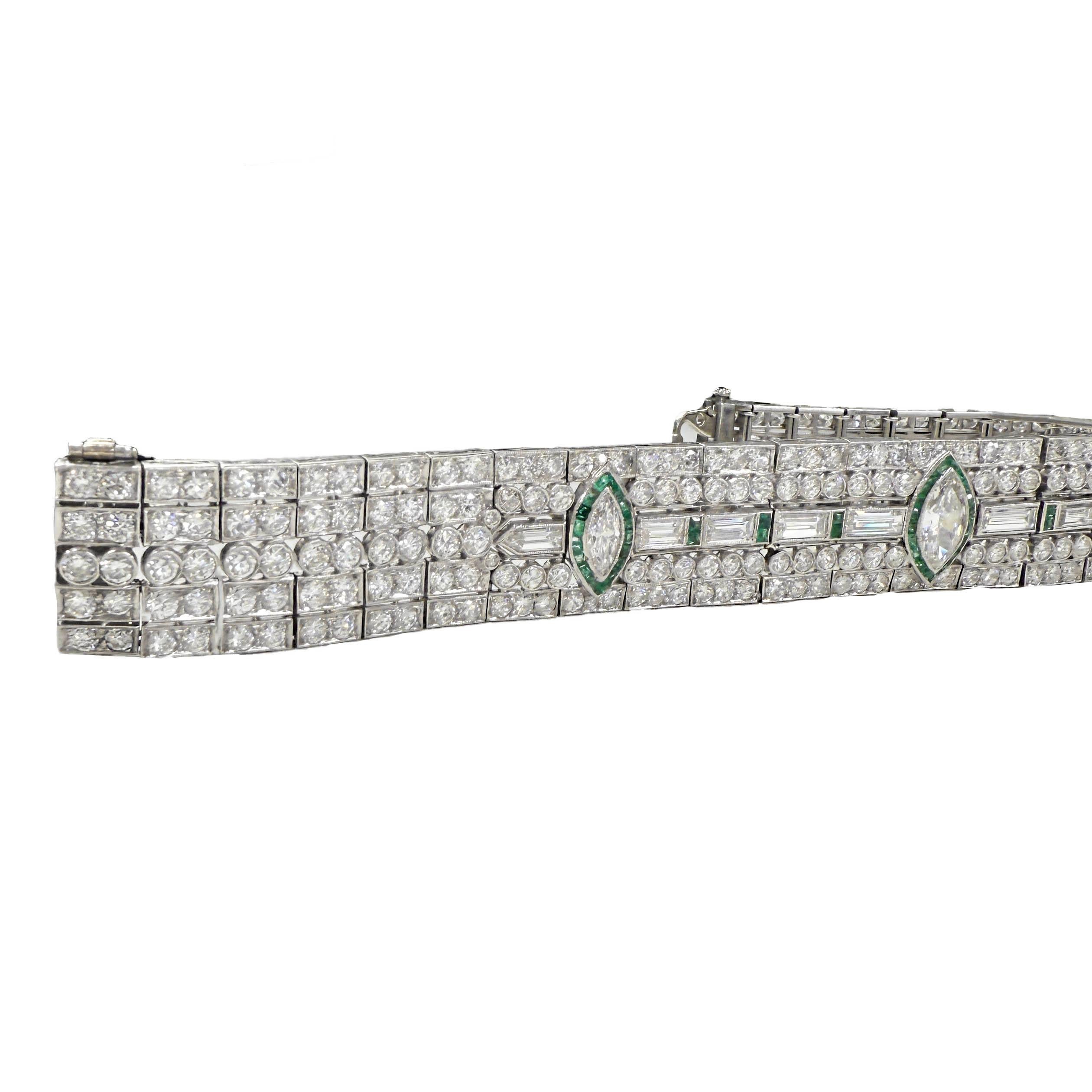 Pulsera de Tenis Art Decó de Platino con Diamantes y Esmeraldas de los años 20 en venta 5