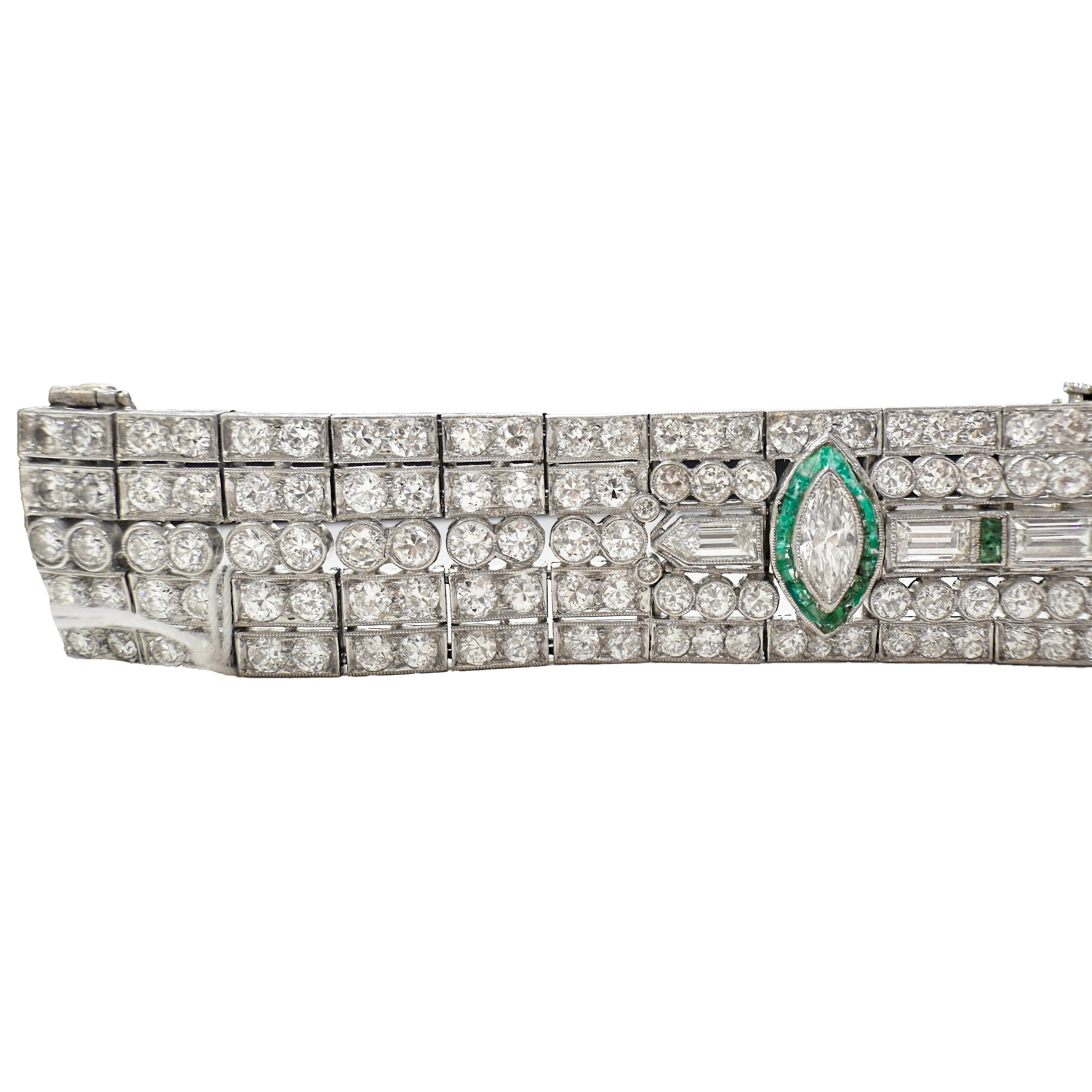 Pulsera de Tenis Art Decó de Platino con Diamantes y Esmeraldas de los años 20 en Excelente estado para la venta en Beverly Hills, CA