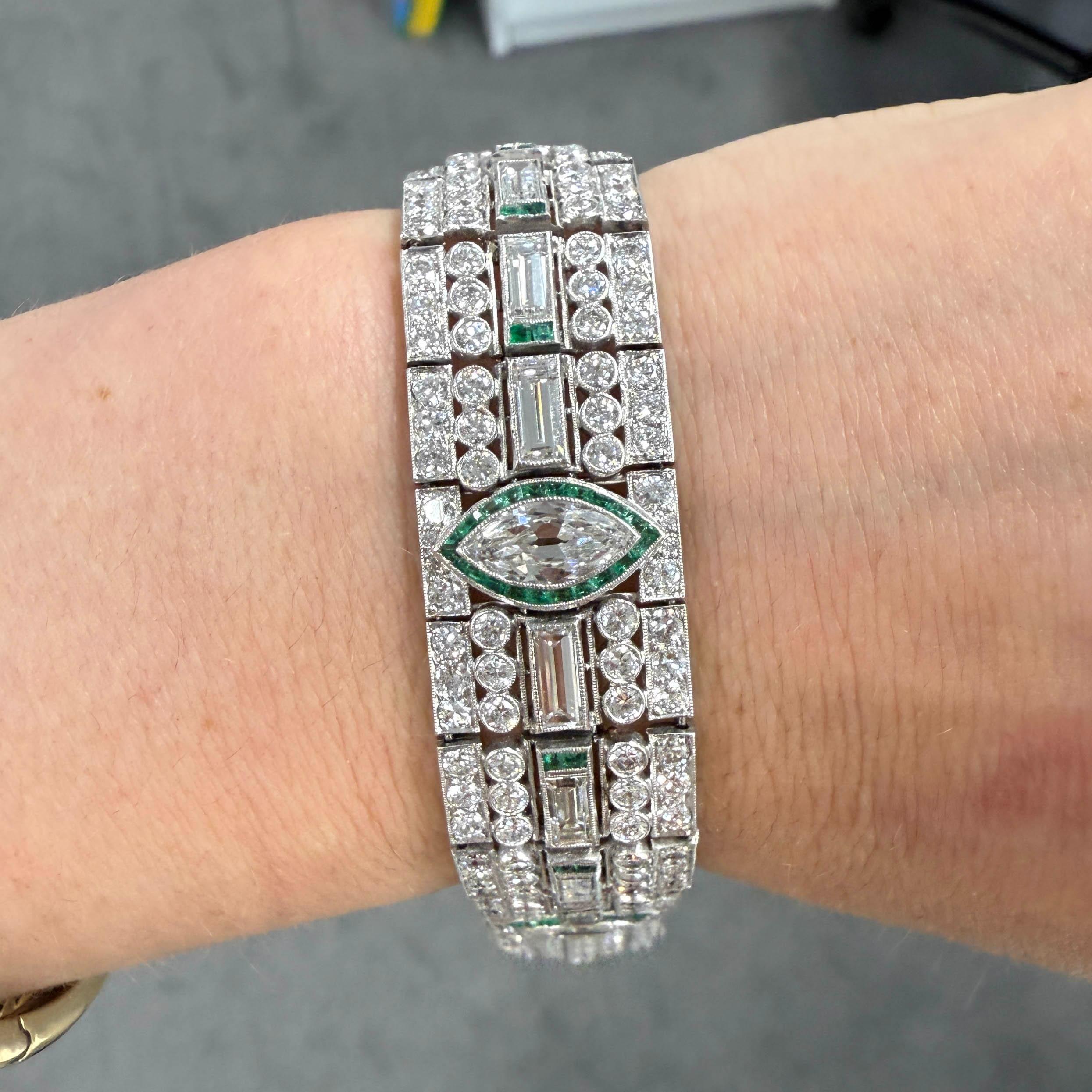 De las mujeres Pulsera de Tenis Art Decó de Platino con Diamantes y Esmeraldas de los años 20 en venta