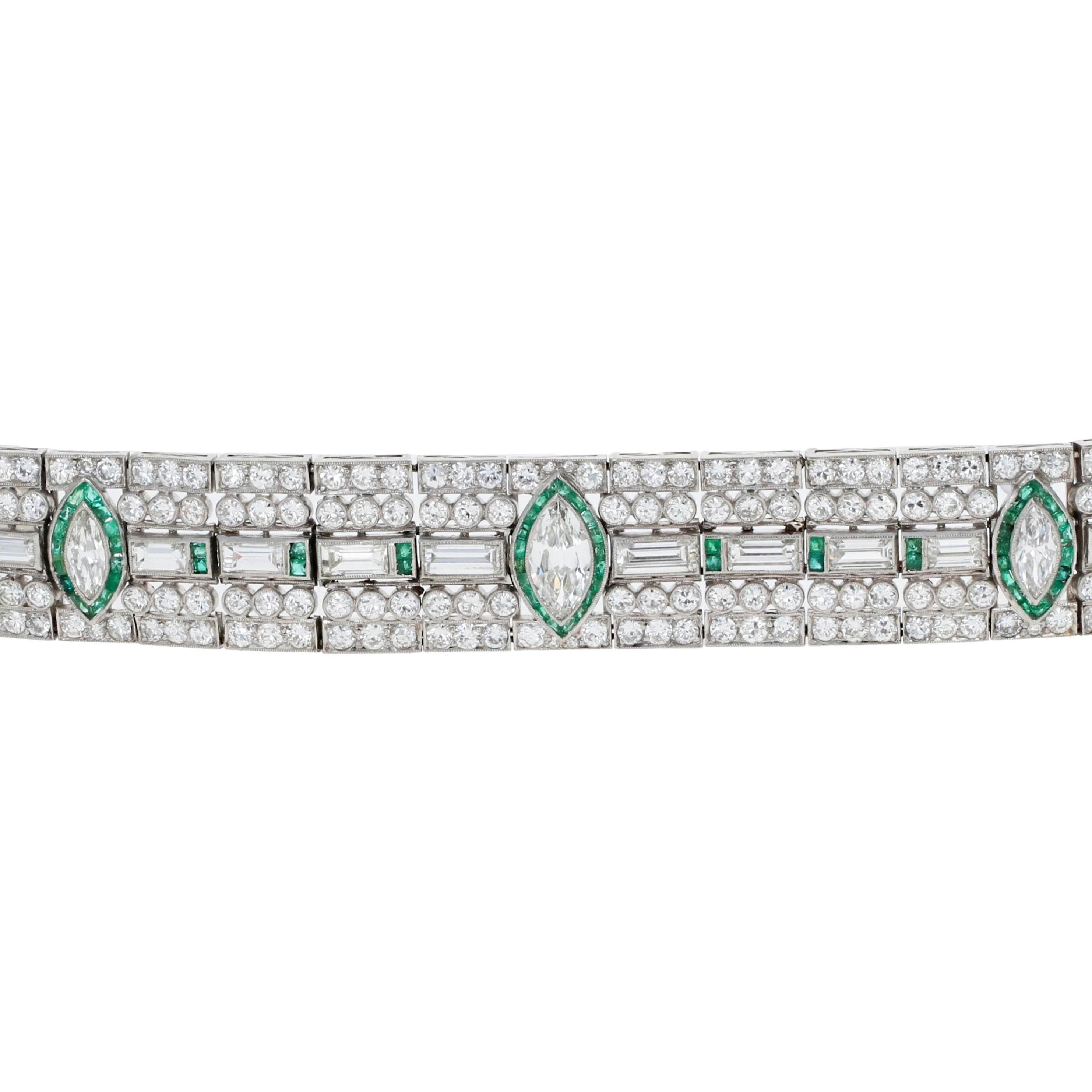 Pulsera de Tenis Art Decó de Platino con Diamantes y Esmeraldas de los años 20 en venta 2