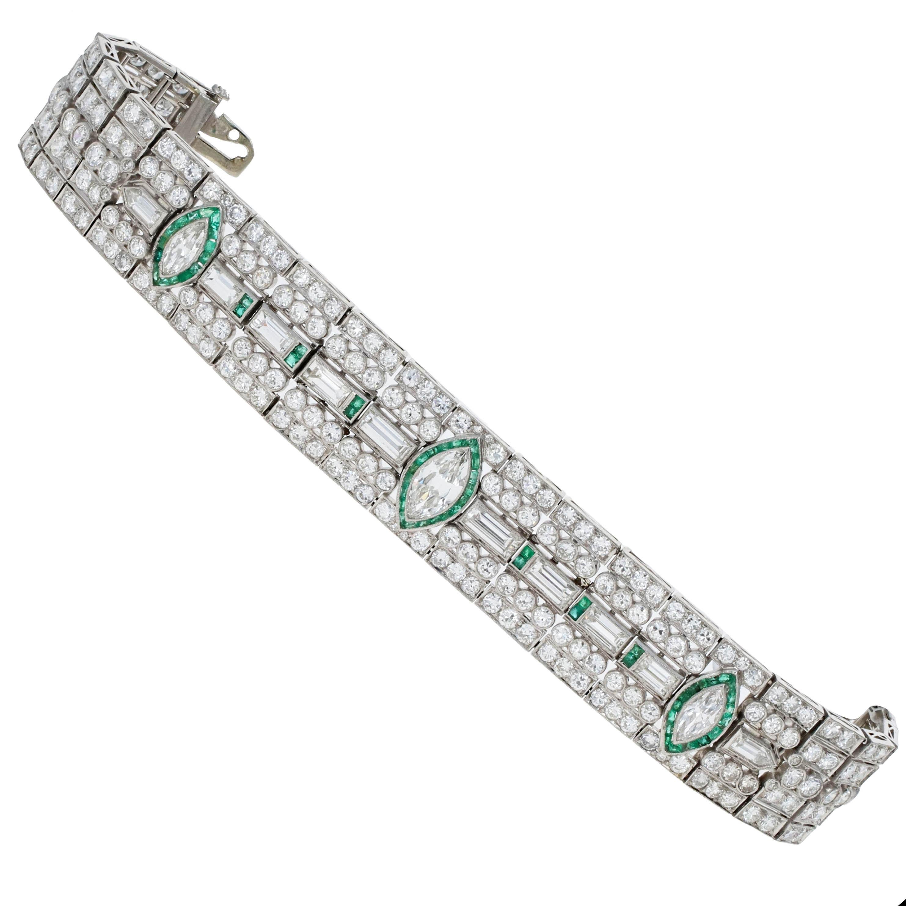 Pulsera de Tenis Art Decó de Platino con Diamantes y Esmeraldas de los años 20 en venta 3