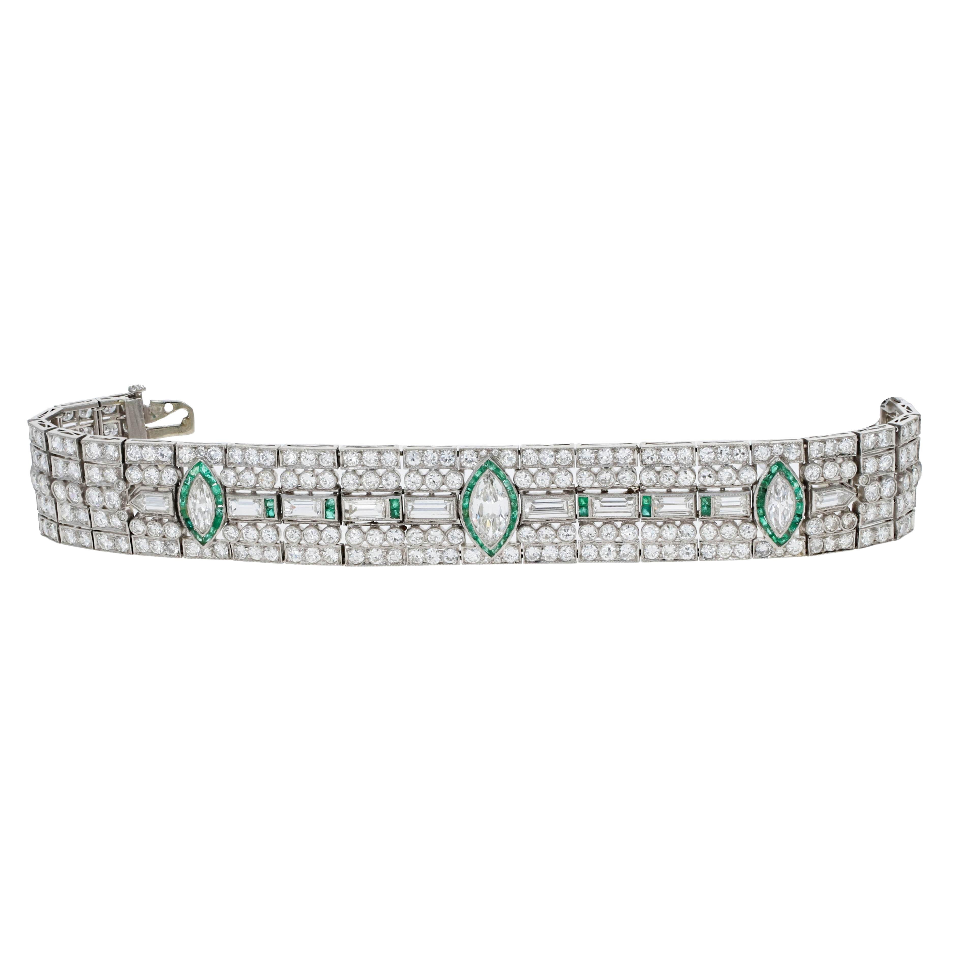 Pulsera de Tenis Art Decó de Platino con Diamantes y Esmeraldas de los años 20 en venta 4
