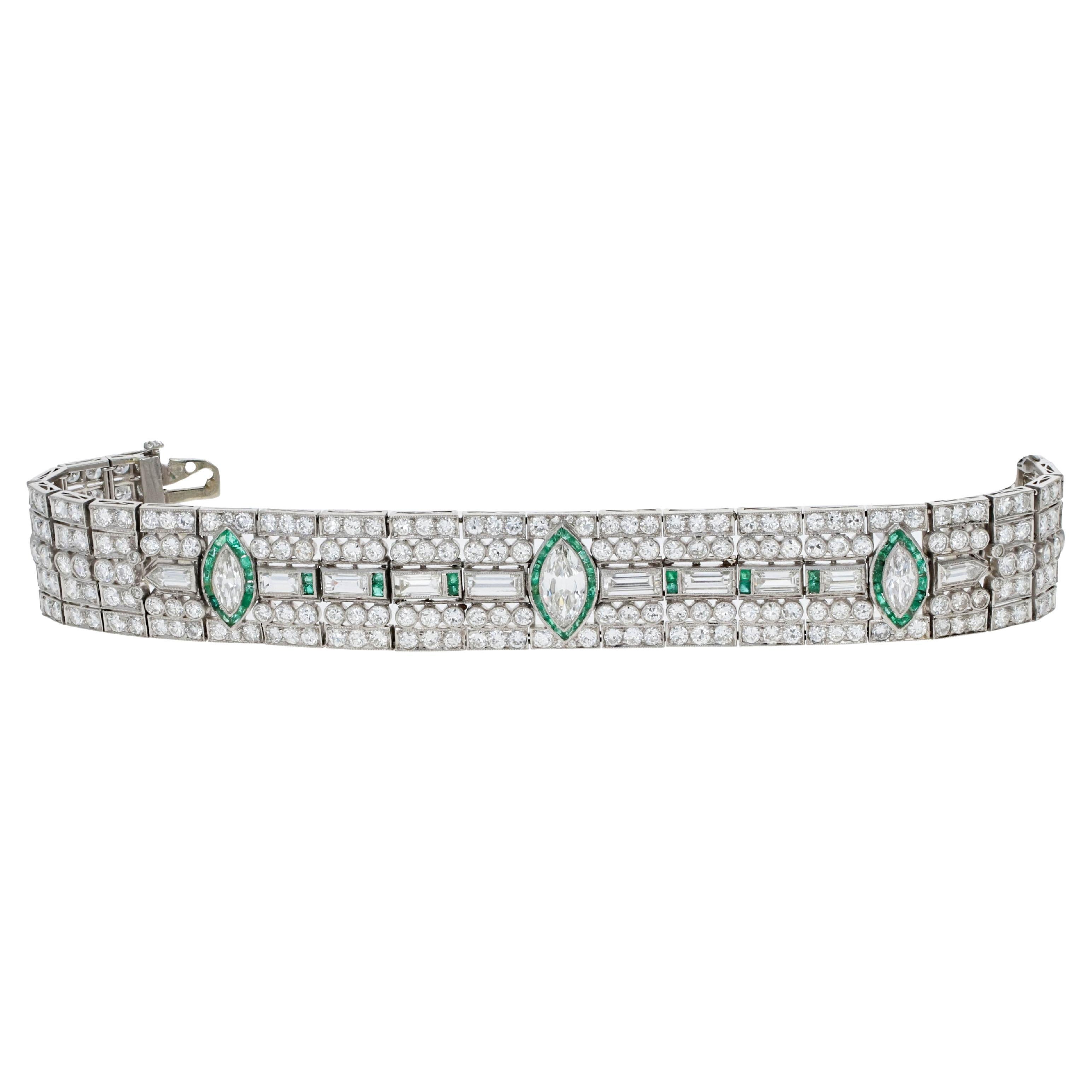 Pulsera de Tenis Art Decó de Platino con Diamantes y Esmeraldas de los años 20 en venta