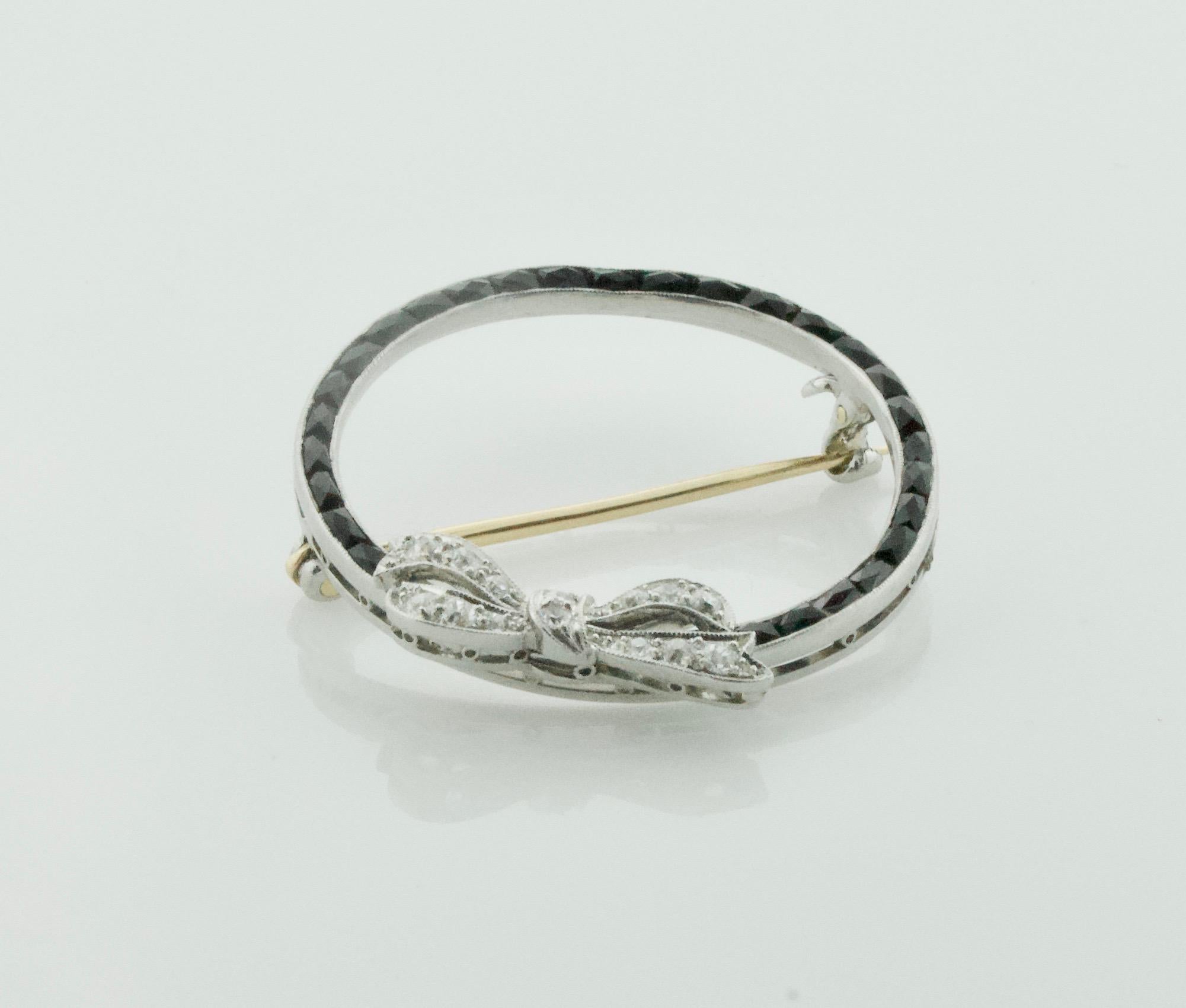 1920s Art Deco Diamond and Onyx Circle Brooch in Platinum For Sale at ...