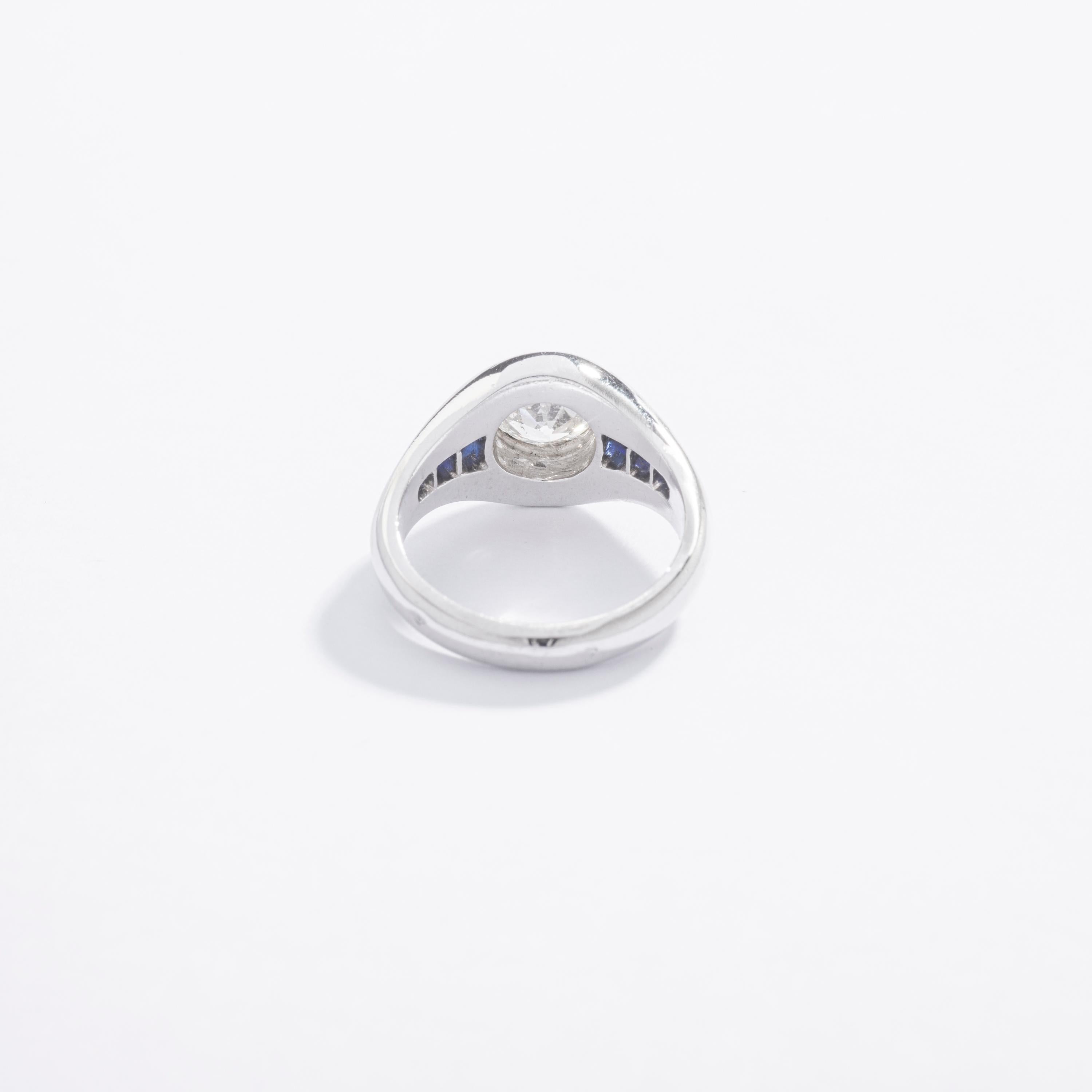 Dieser kleine Chevalière-Ring ist erstaunlich. Antike, 100 Jahre alt, aber ein so modernes Design!
In der Mitte ein Diamant mit altem Minenschliff von 0,46 Karat auf Platin mit kalibriertem Saphir. Das Stück ist in perfektem Zustand.

Ringgröße: 2