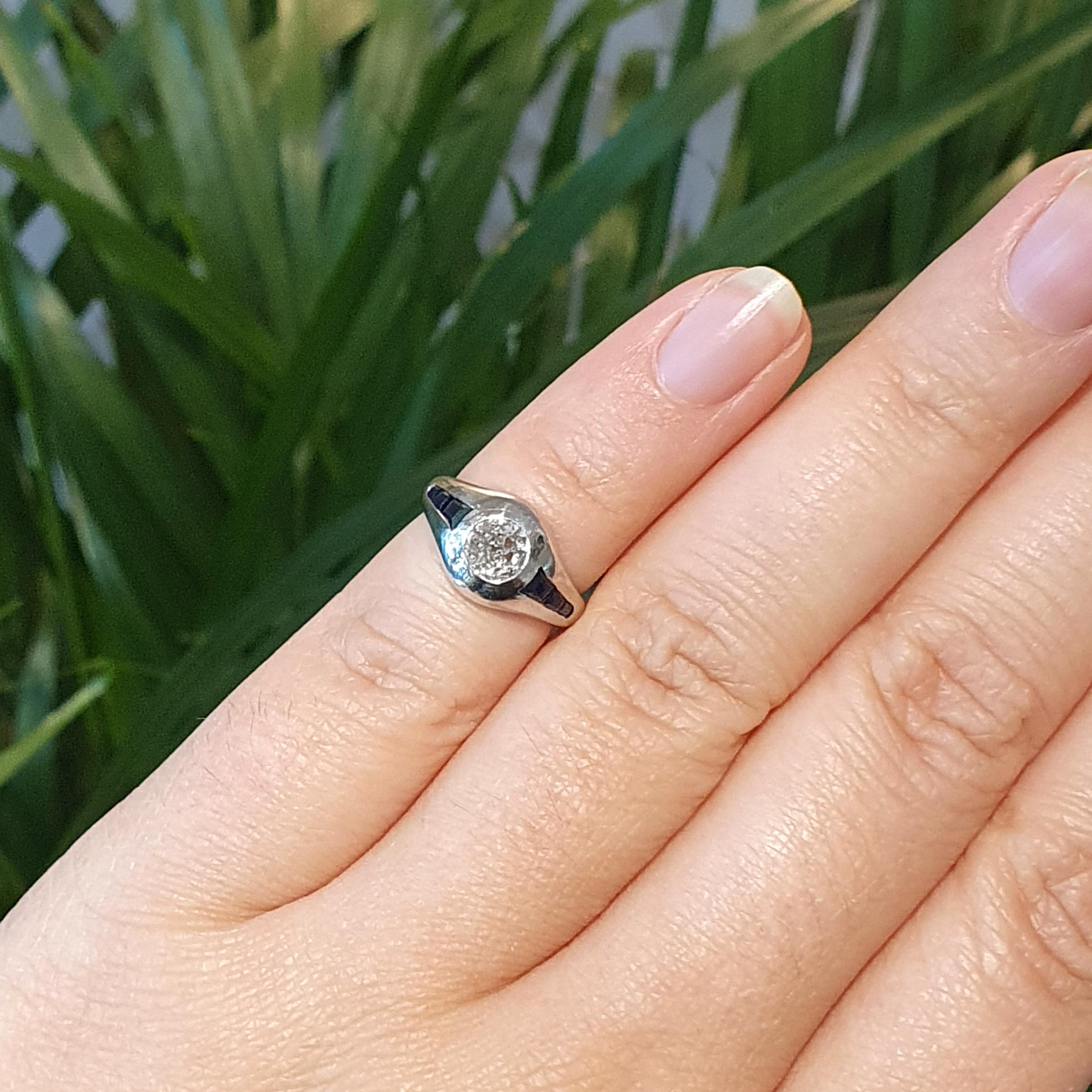 Art Deco Diamond Sapphire Platinum Ring 1920S In Excellent Condition For Sale In Geneva, CH