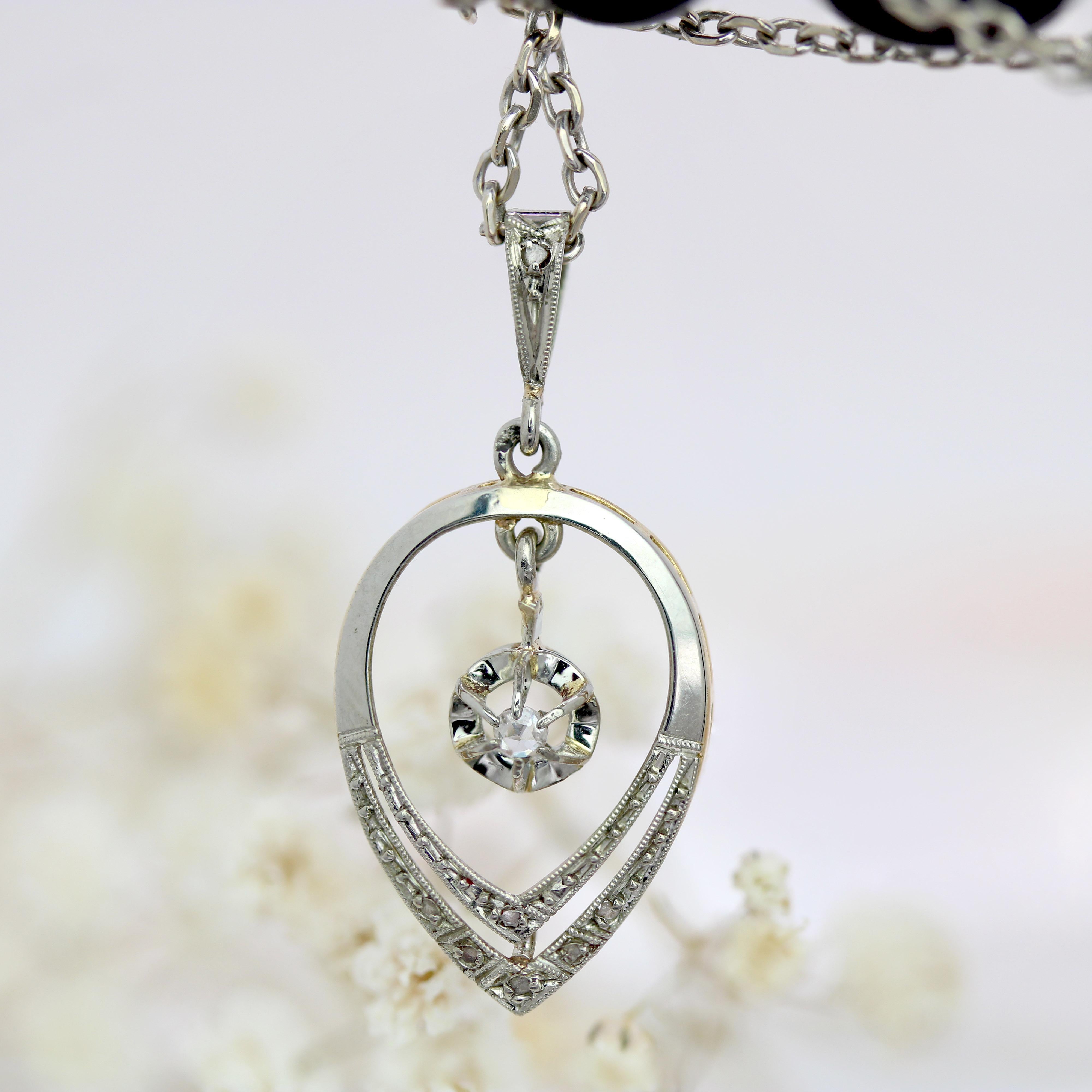 Art déco Pendentif en or blanc et jaune 18 carats avec diamants Art Deco des années 1920 en vente
