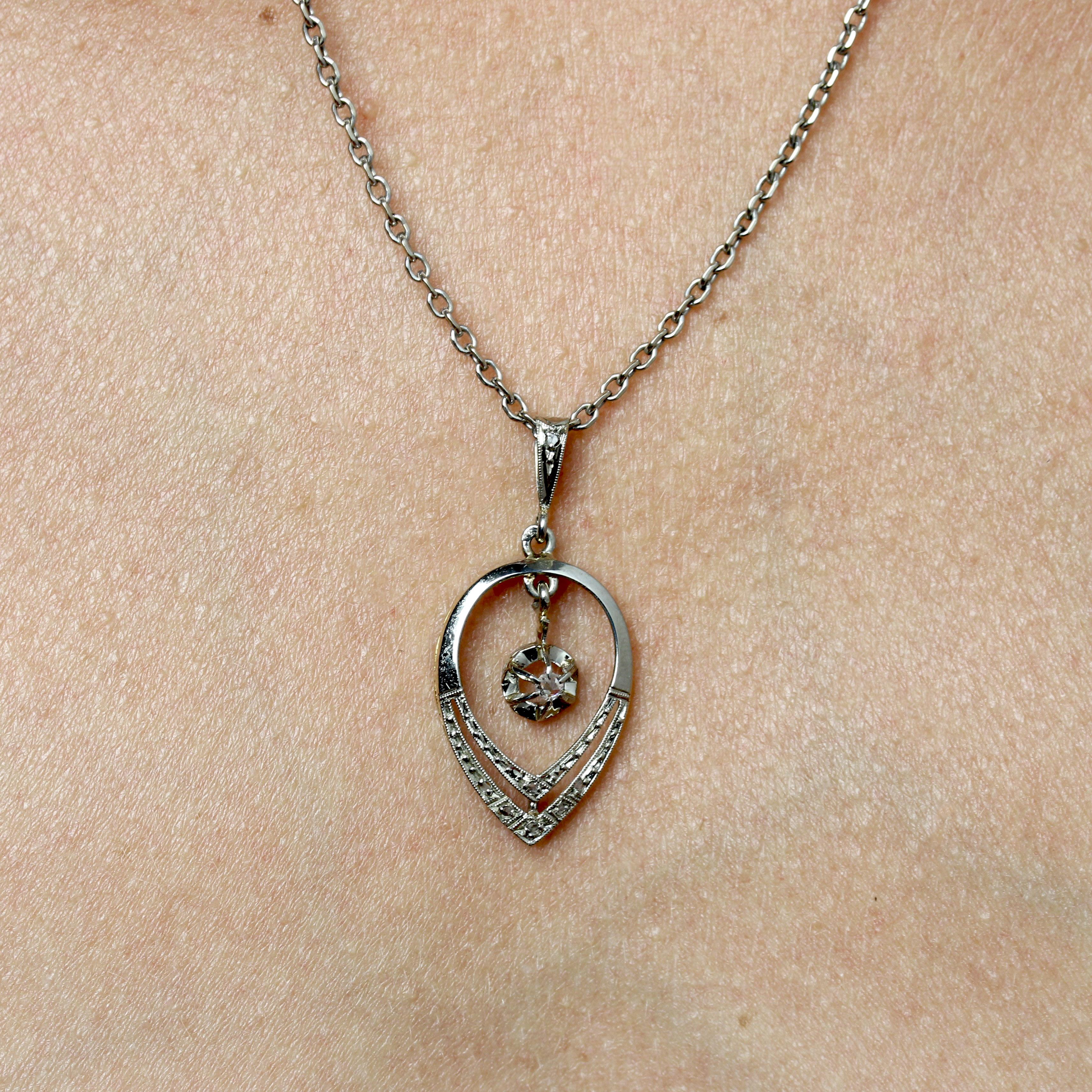 Pendentif en or blanc et jaune 18 carats avec diamants Art Deco des années 1920 Pour femmes en vente