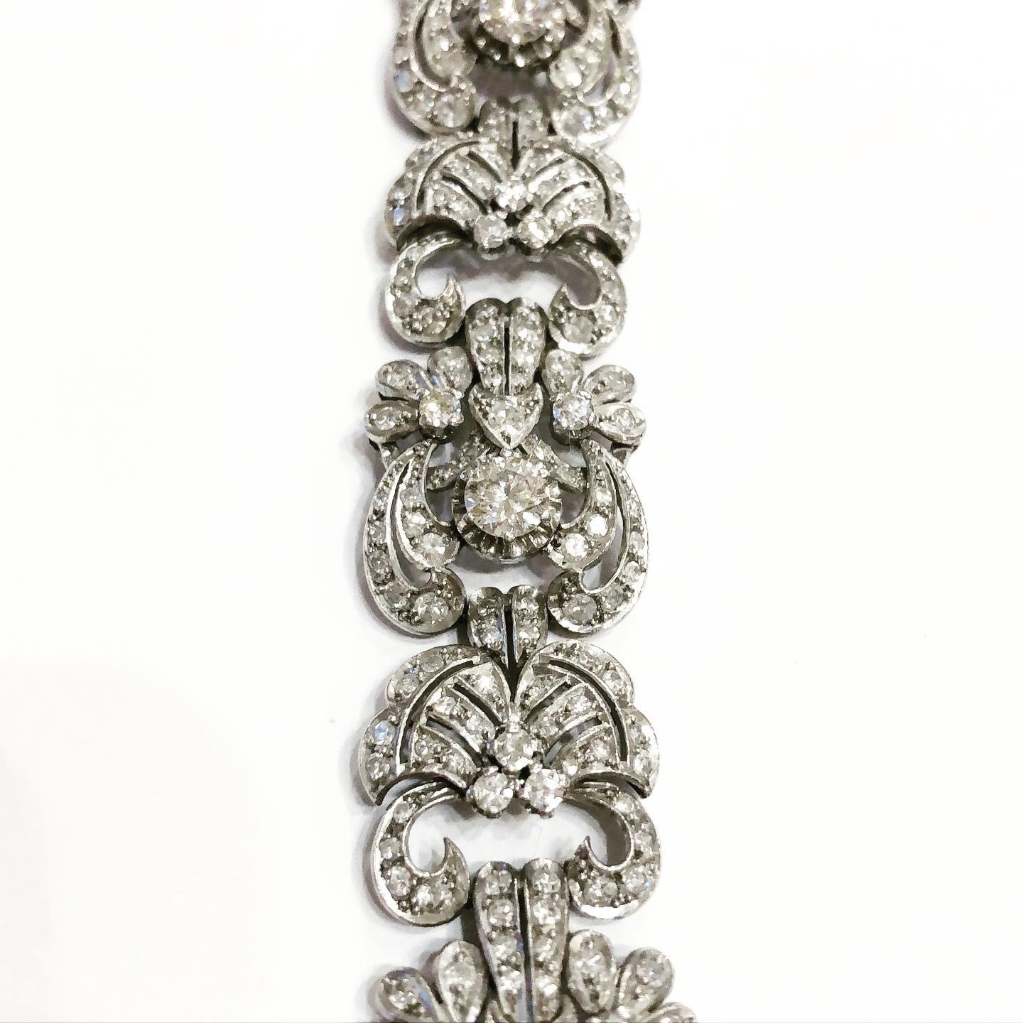 Smart Art Deco diamonds and platinum bracelet.
France, circa 1930. Condition:Good.
Brilliant cut  and old European cut diamonds 
Total approximate diamond carat weight:: 8.7 carat: Central stones 2,2 carats + others 6,5 carats.
Length: 17.3 cm 
