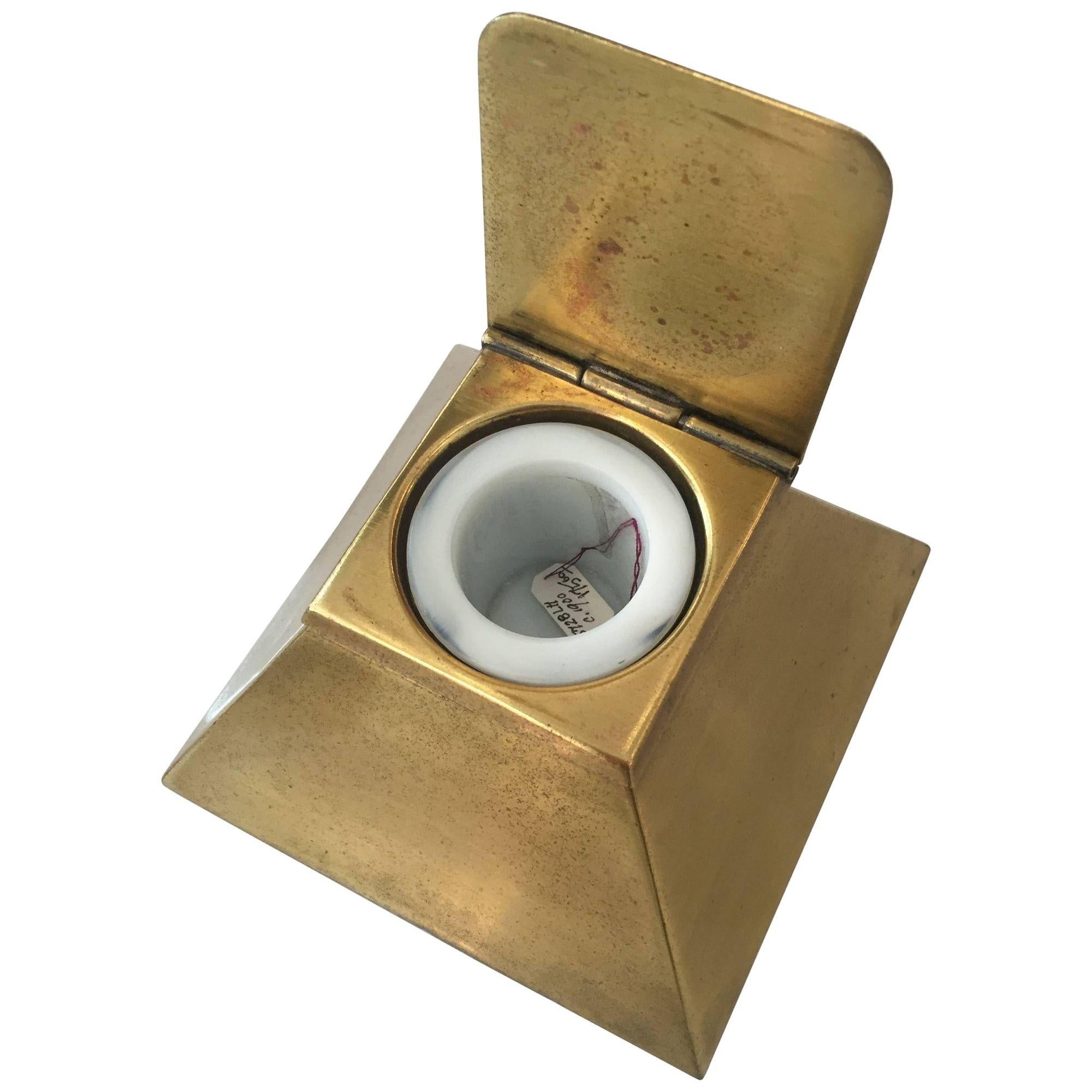 Calamaio originale in ottone a forma di piramide in stile Art Deco del 1920 con contenitore per l'inchiostro in vetro lattiginoso. Il calamaio è dotato di un coperchio incernierato in alto per facilitare l'accesso all'inchiostro quando necessario ed